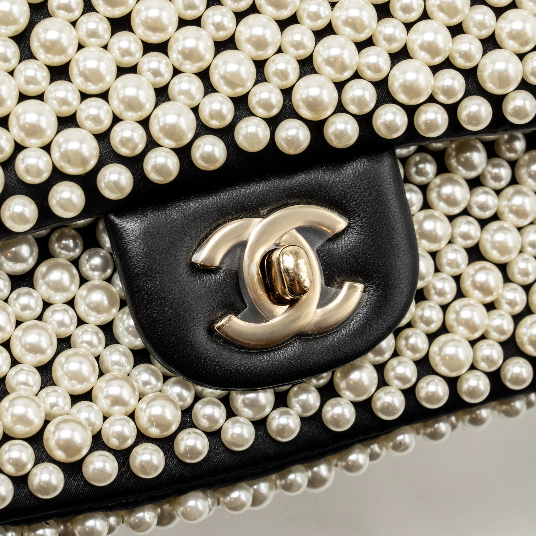 Chanel 19S pearl flap mini rectangular flap bag satin/ lambskin black LGHW - Image 13