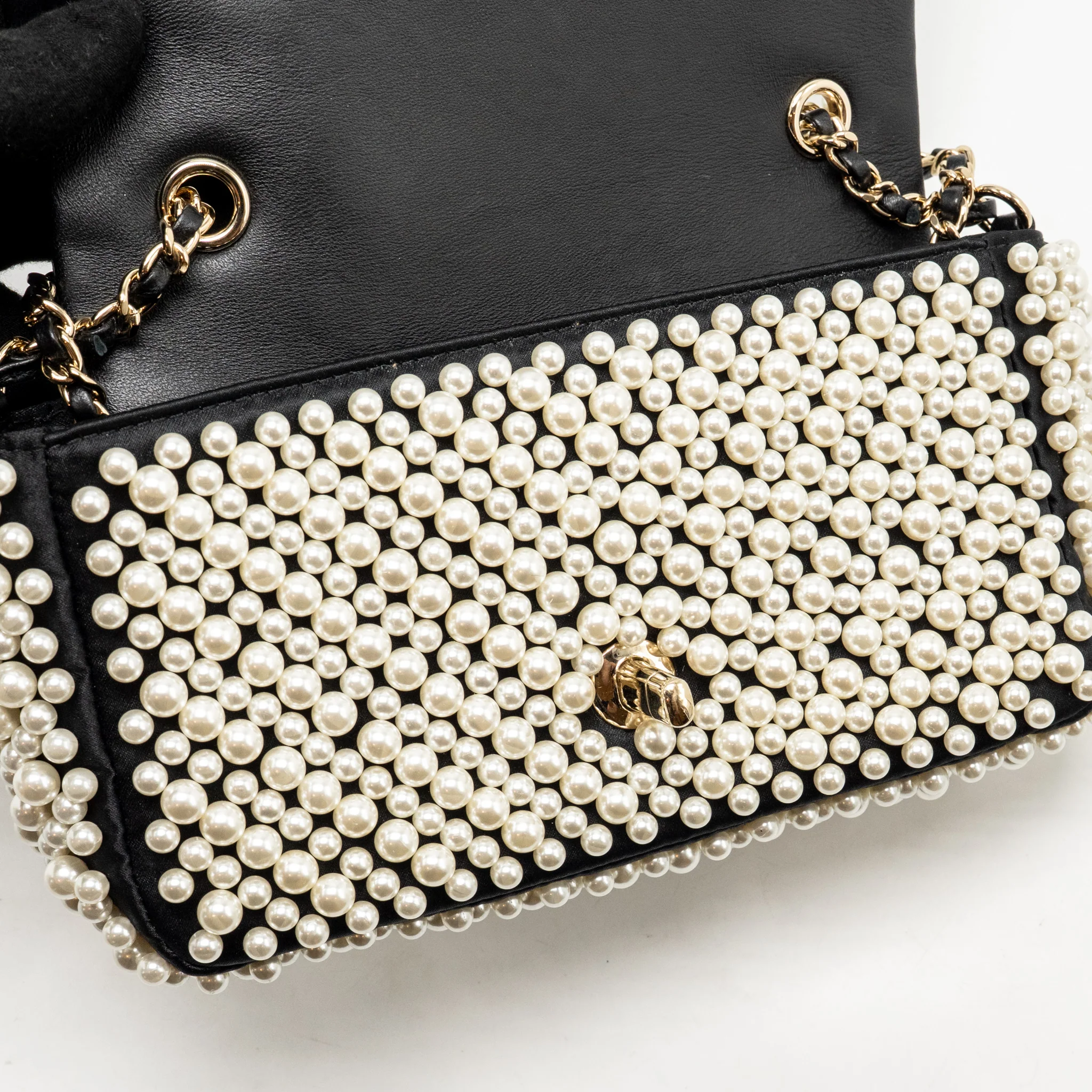 Chanel 19S pearl flap mini rectangular flap bag satin/ lambskin black LGHW - Image 14