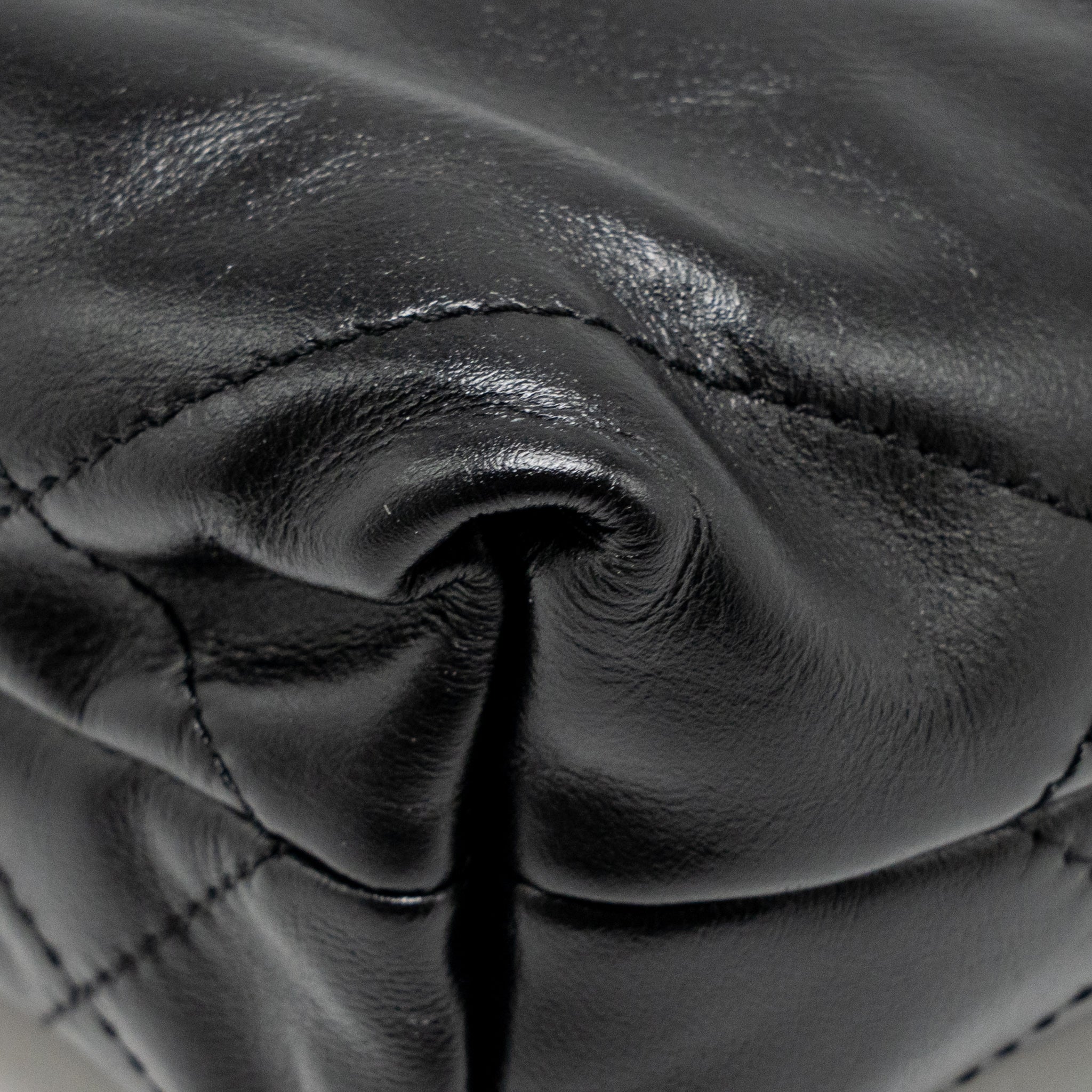 Chanel Mini 22 Bag shiny Calfskin Black GHW (Microchip) - Image 12