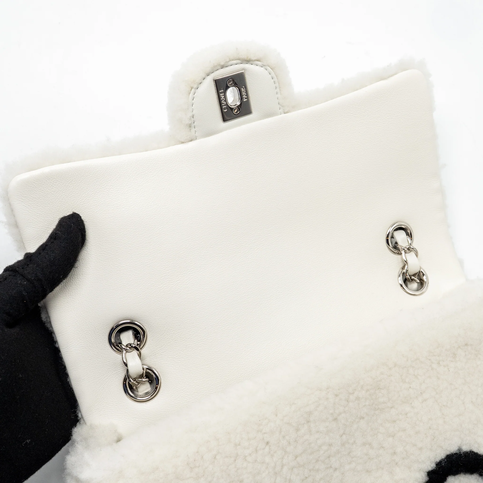 Chanel 22A Fluffy camellia flap bag shearling white SHW (microchip) - Image 16