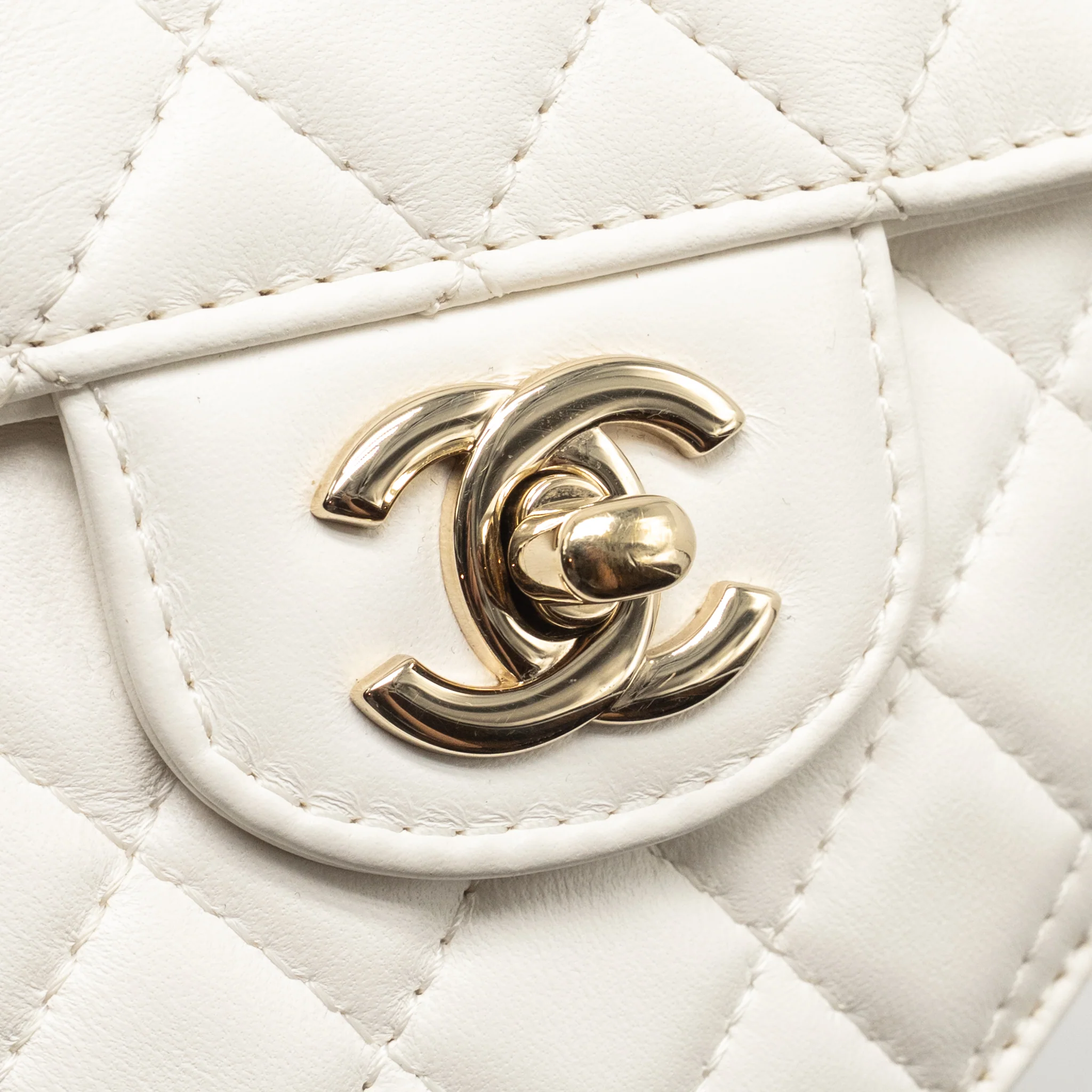 Chanel 22S Heart Bag Lambskin White LGHW (Microchip) - Image 10