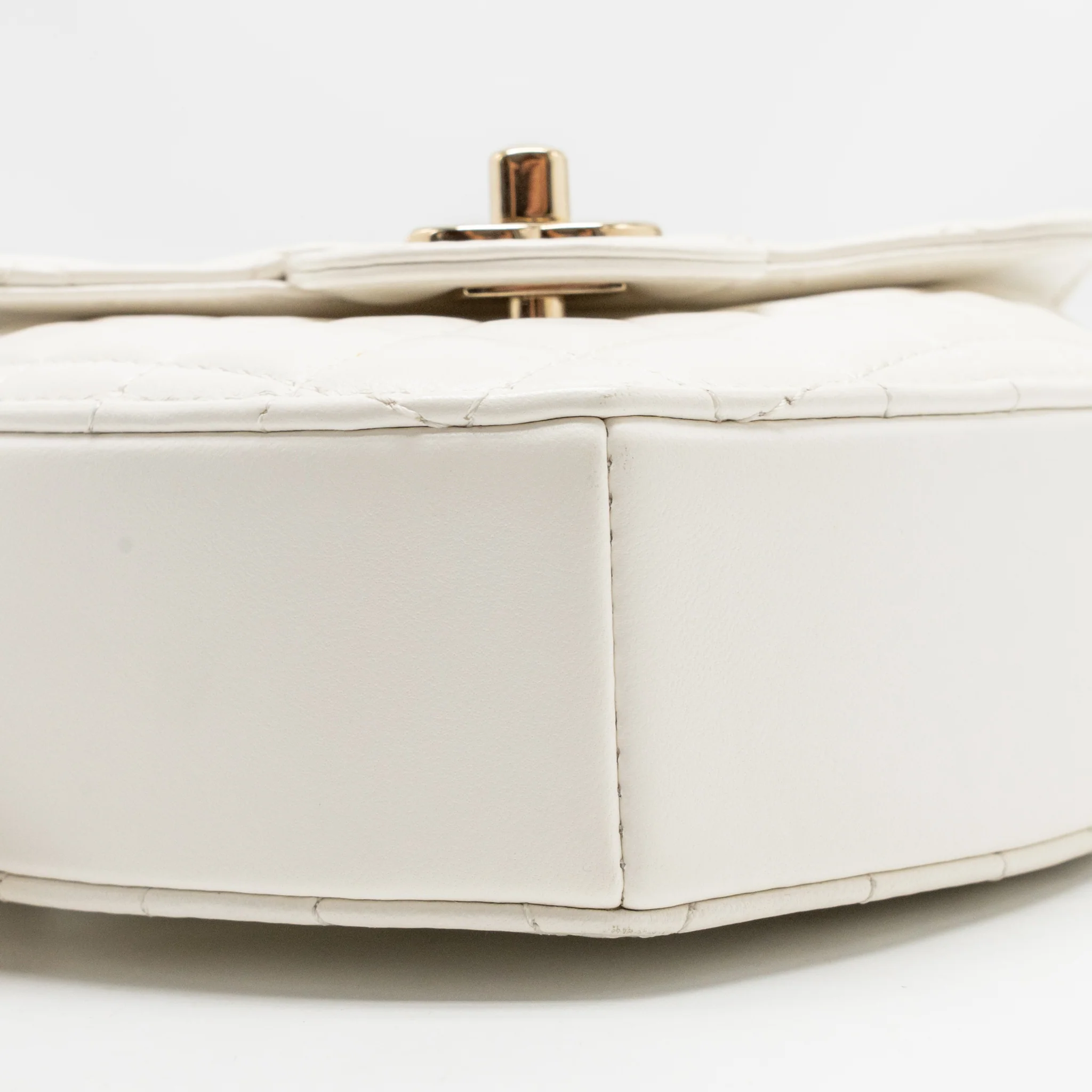 Chanel 22S Heart Bag Lambskin White LGHW (Microchip) - Image 7