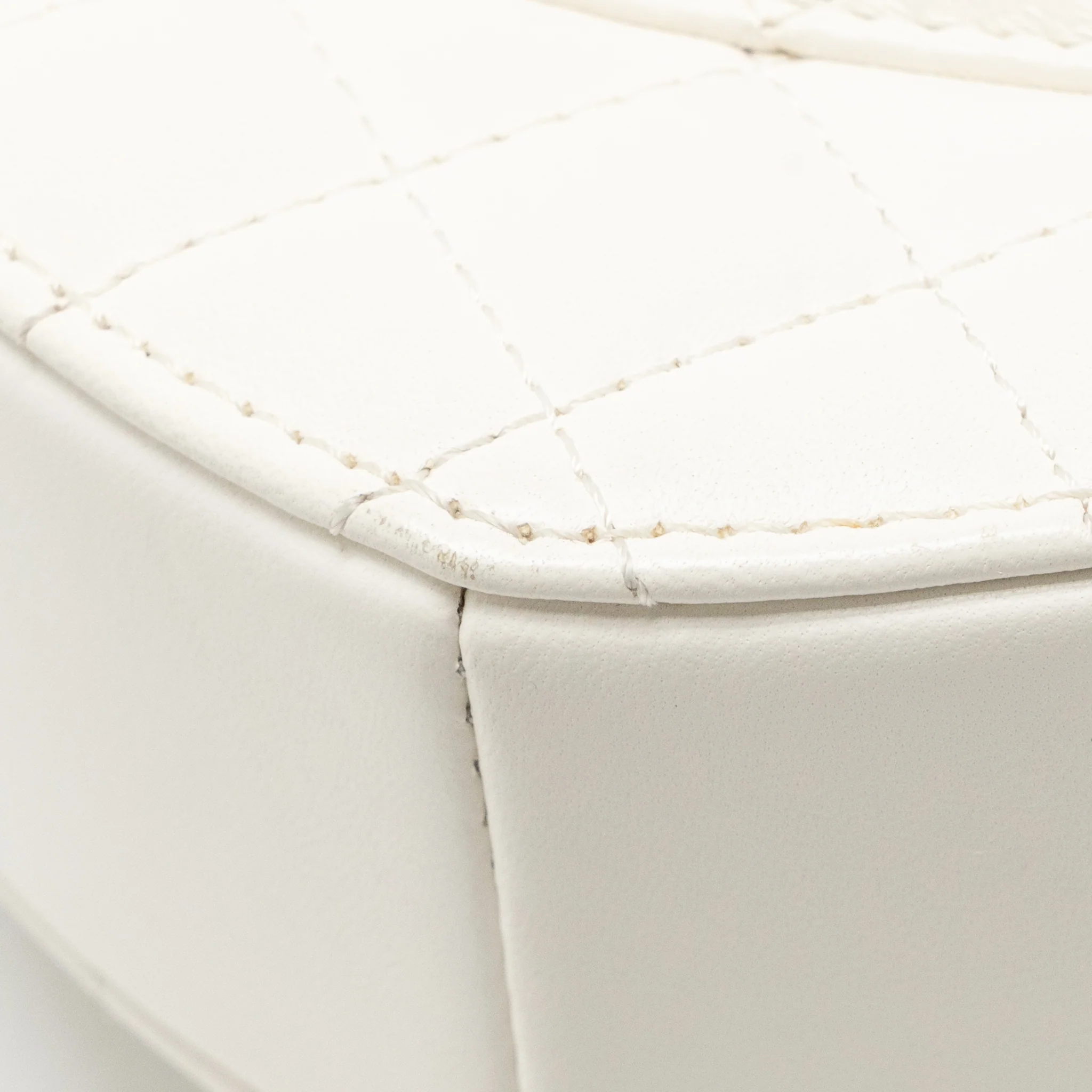 Chanel 22S Heart Bag Lambskin White LGHW (Microchip) - Image 9