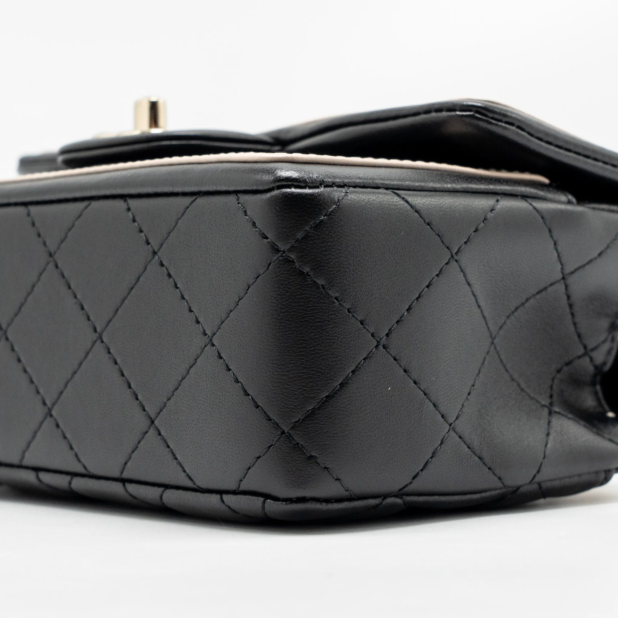 Chanel 23B Quilted Mini Rectangular Flap Bag Lambskin Black/Beige LGHW (Microchip) - Image 7