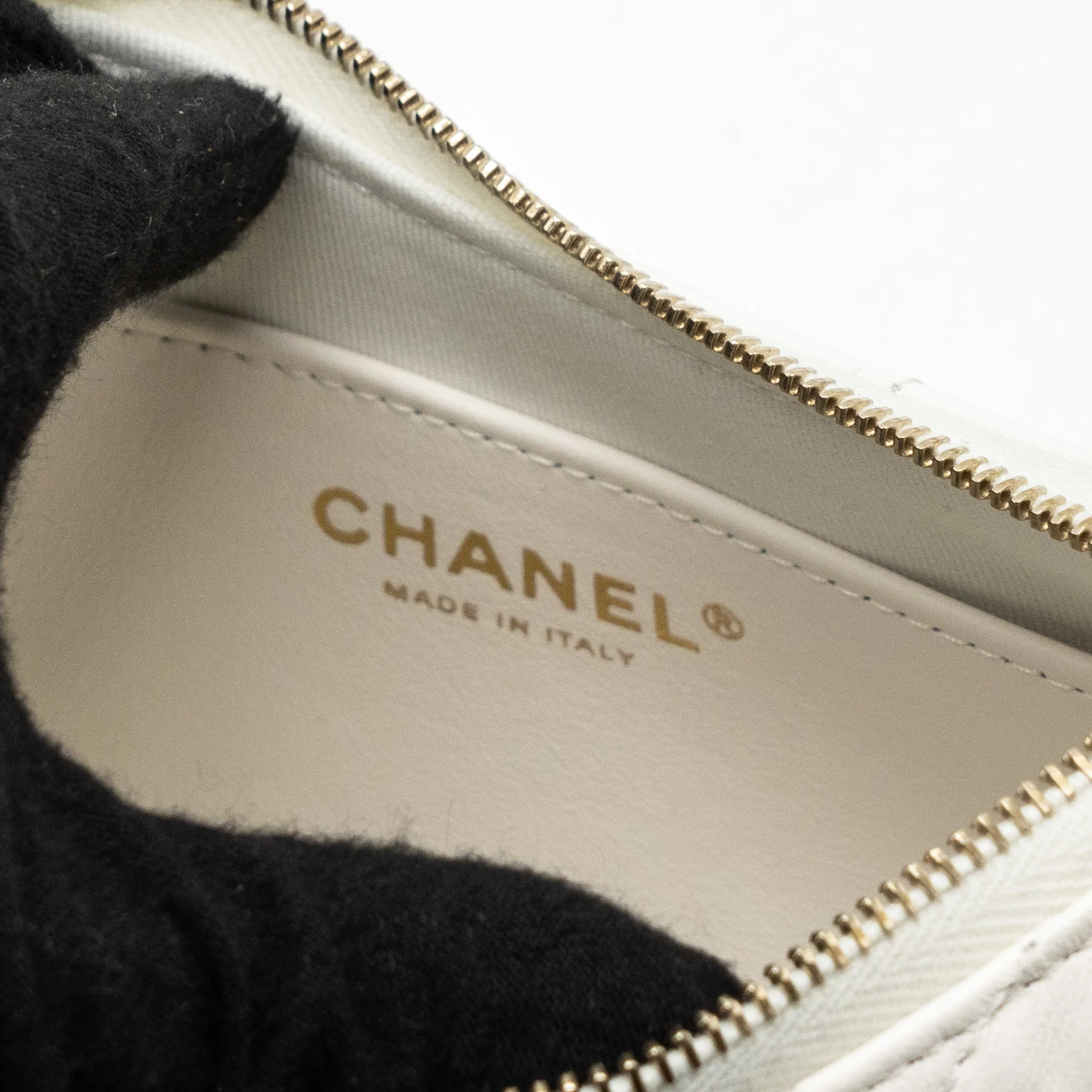 Chanel 23k Hobo Bag Calfskin White GHW (microchip) - Image 9