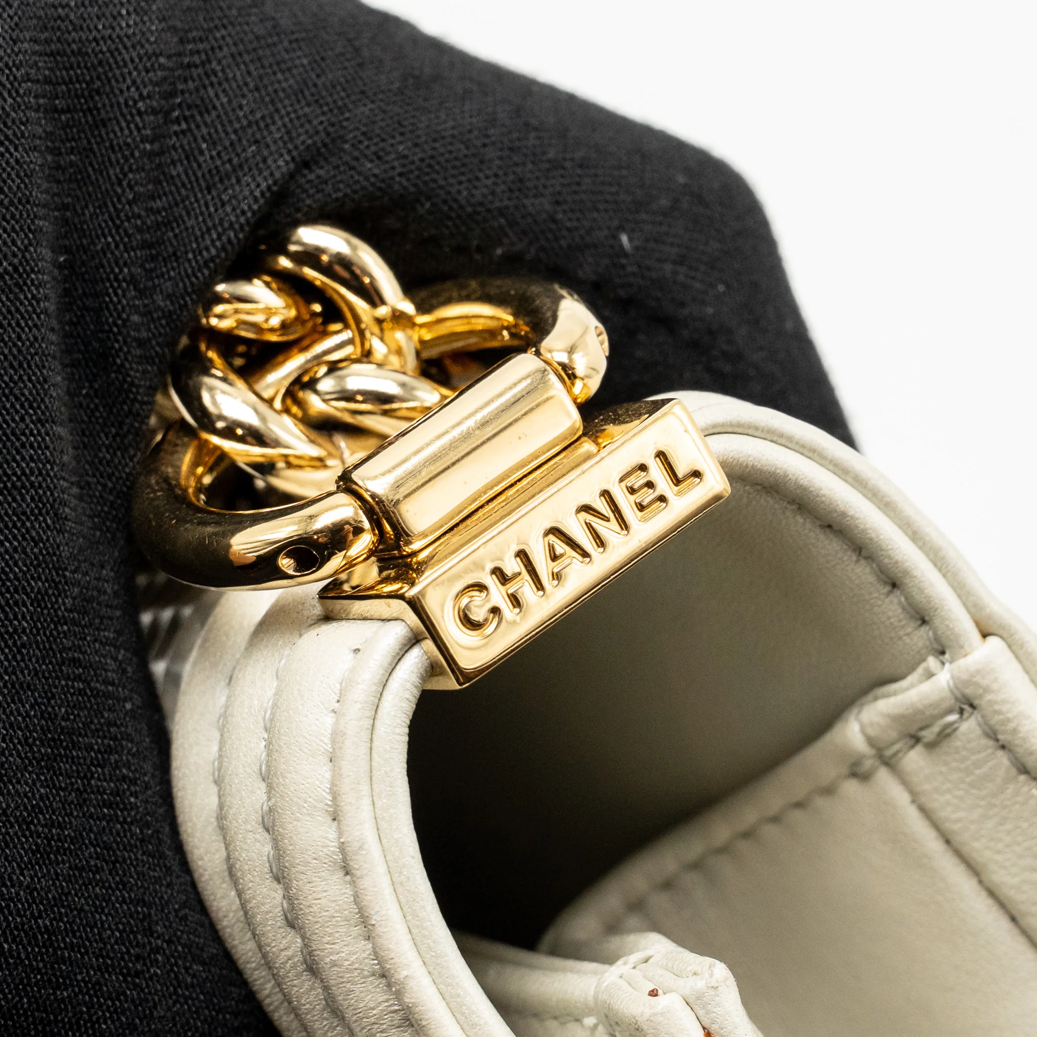 Chanel Boy Bag Metal Squared Lambskin White/Red GHW - Image 12