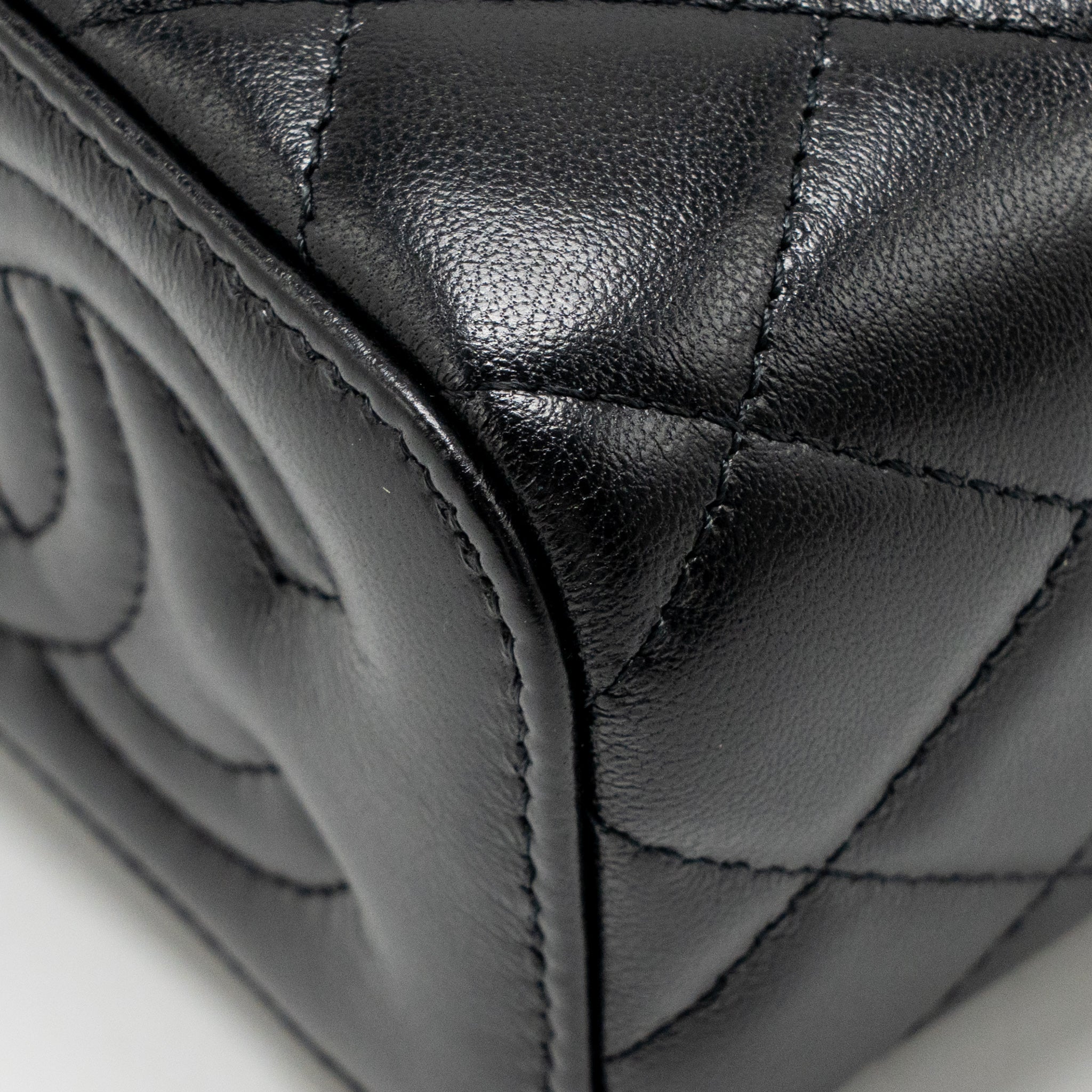 Chanel detail cc logo mini vanity case with chain lambskin black GHW (microchip) - Image 10