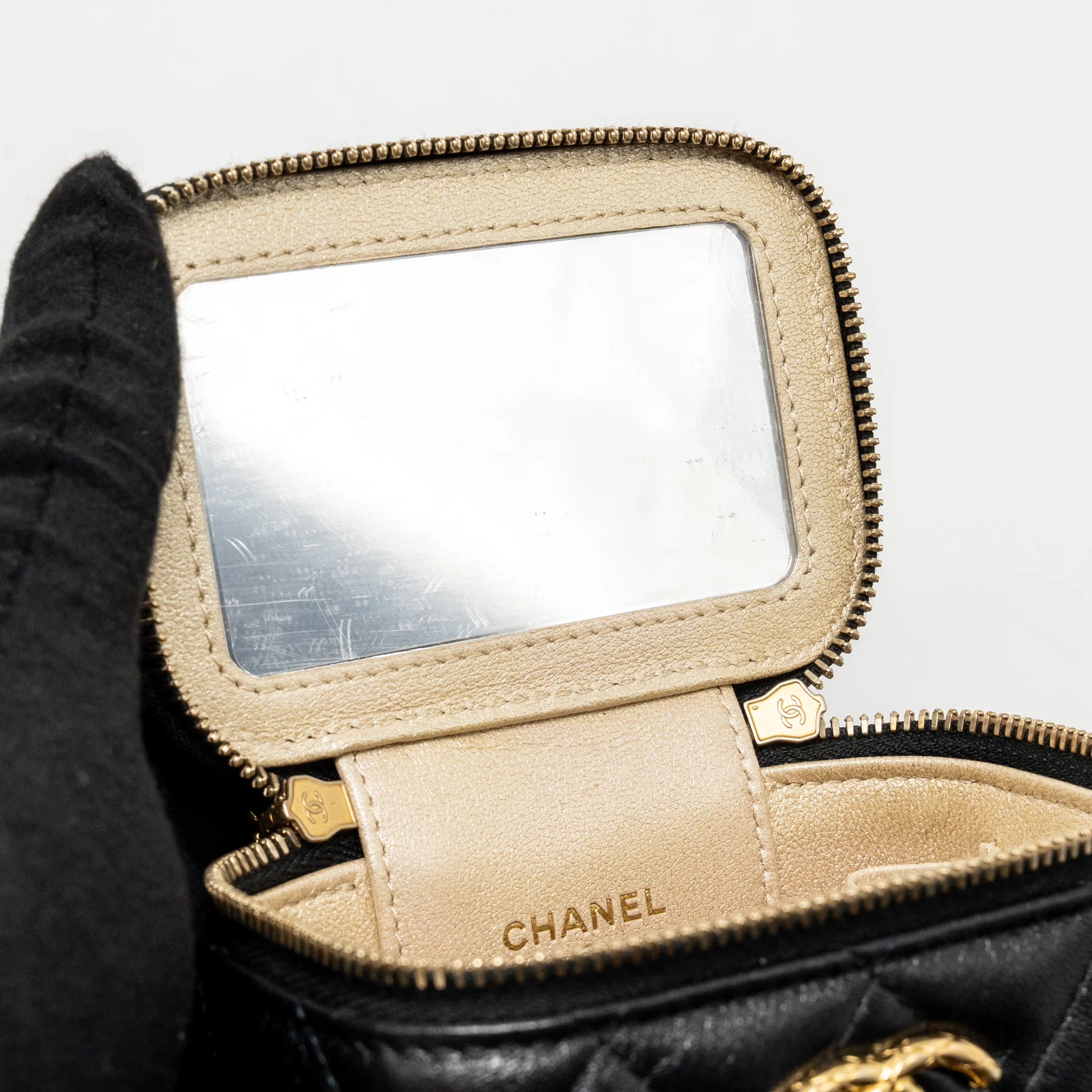 Chanel detail cc logo mini vanity case with chain lambskin black GHW (microchip) - Image 14