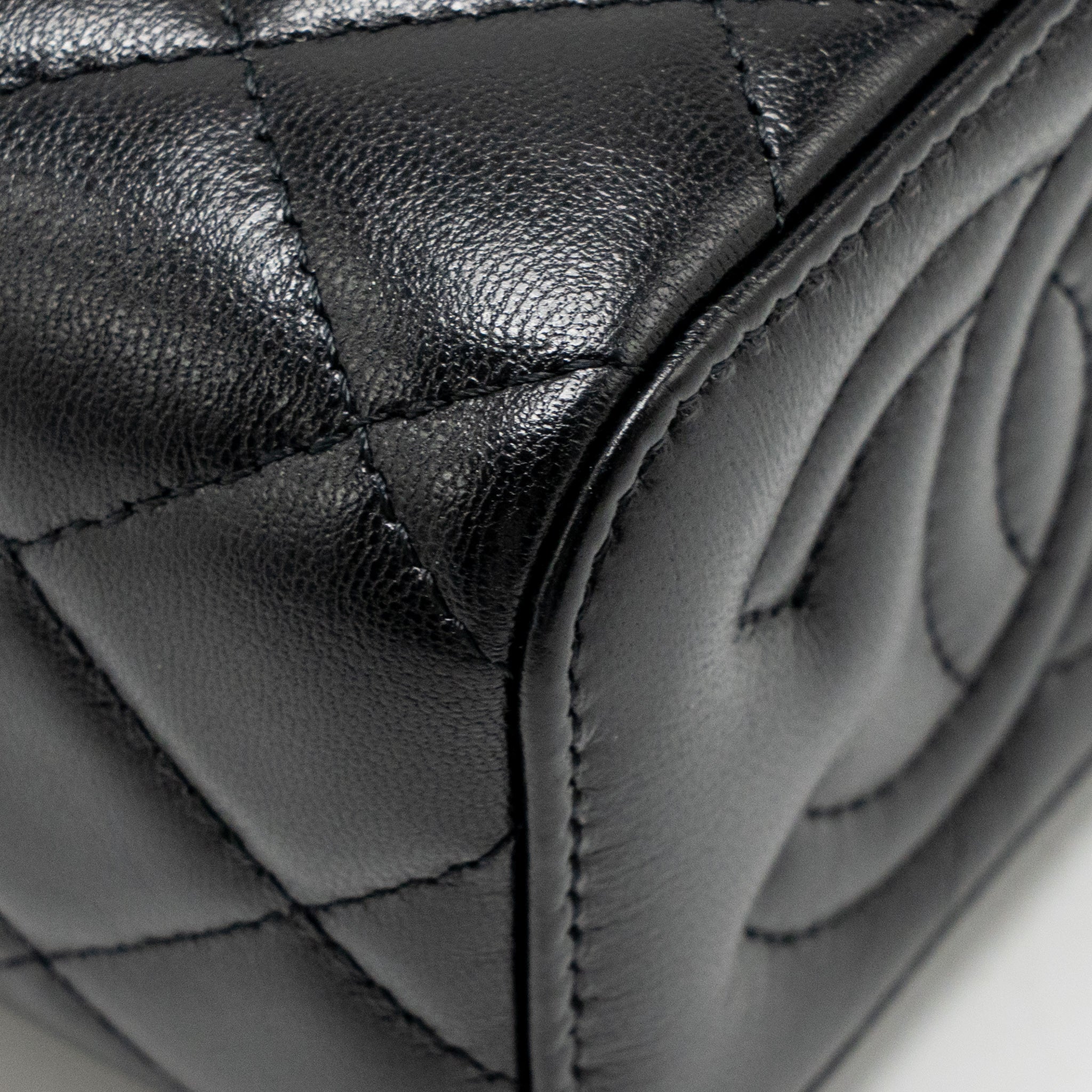 Chanel detail cc logo mini vanity case with chain lambskin black GHW (microchip) - Image 9