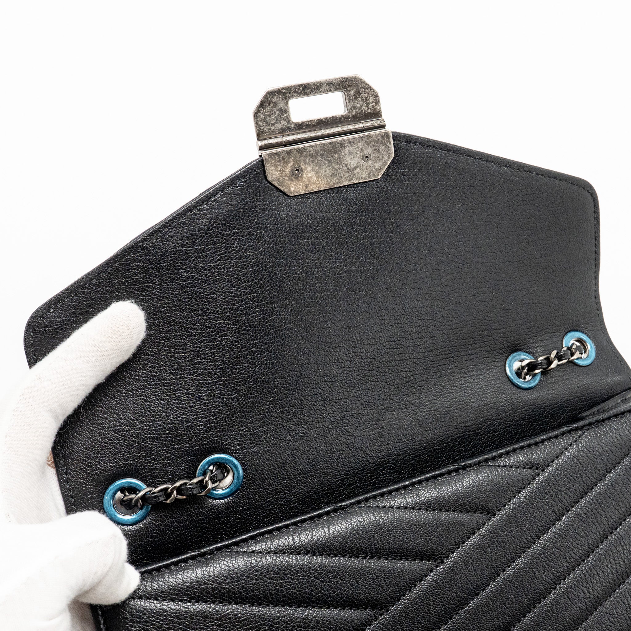 Chanel Envelop Metal Plate Flap Bag Chevron Calfskin Black/Navy Ruthenium silver Hardware - Image 14