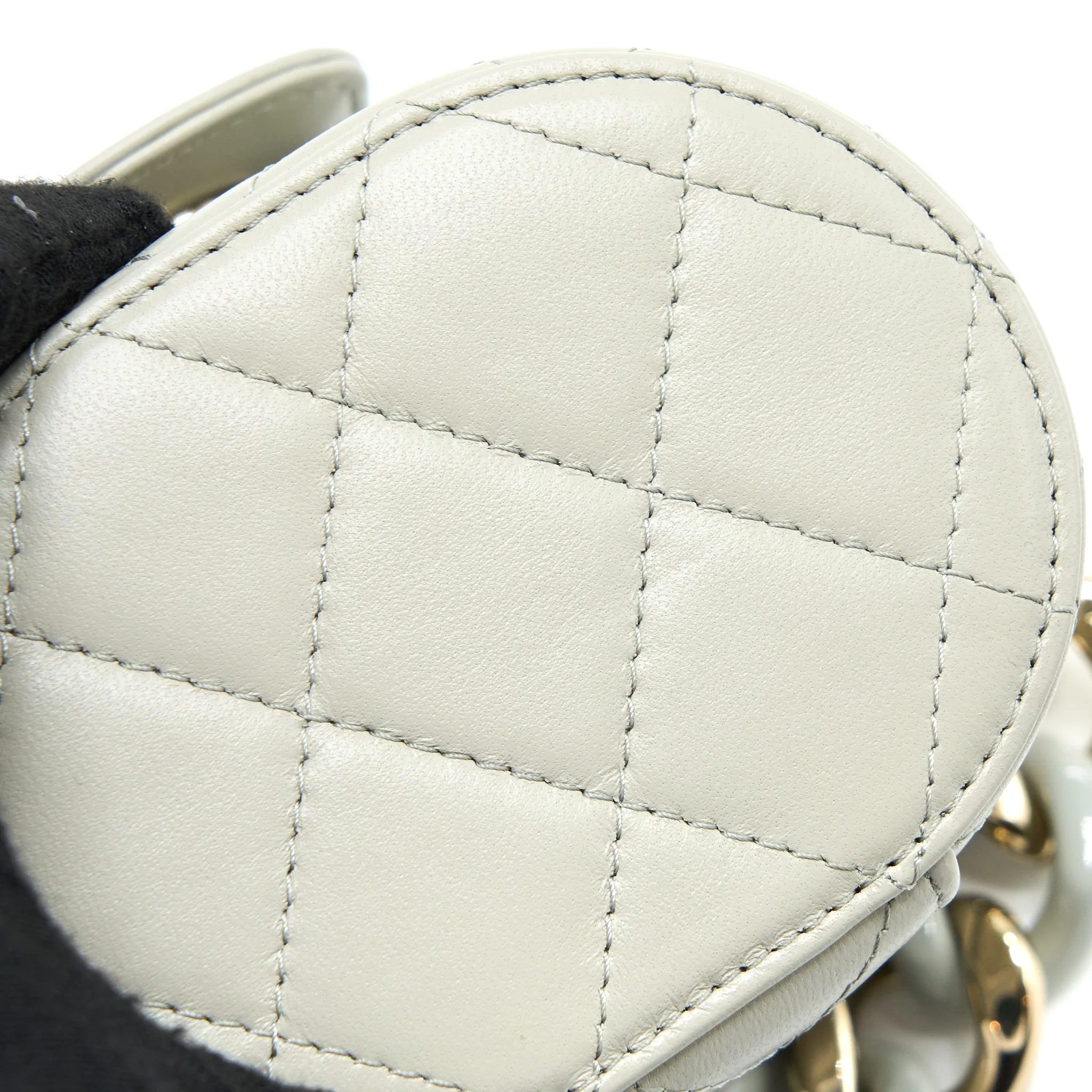 Chanel Giant Chain Mini Vanity Case Lambskin Light Grey LGHW - Image 9