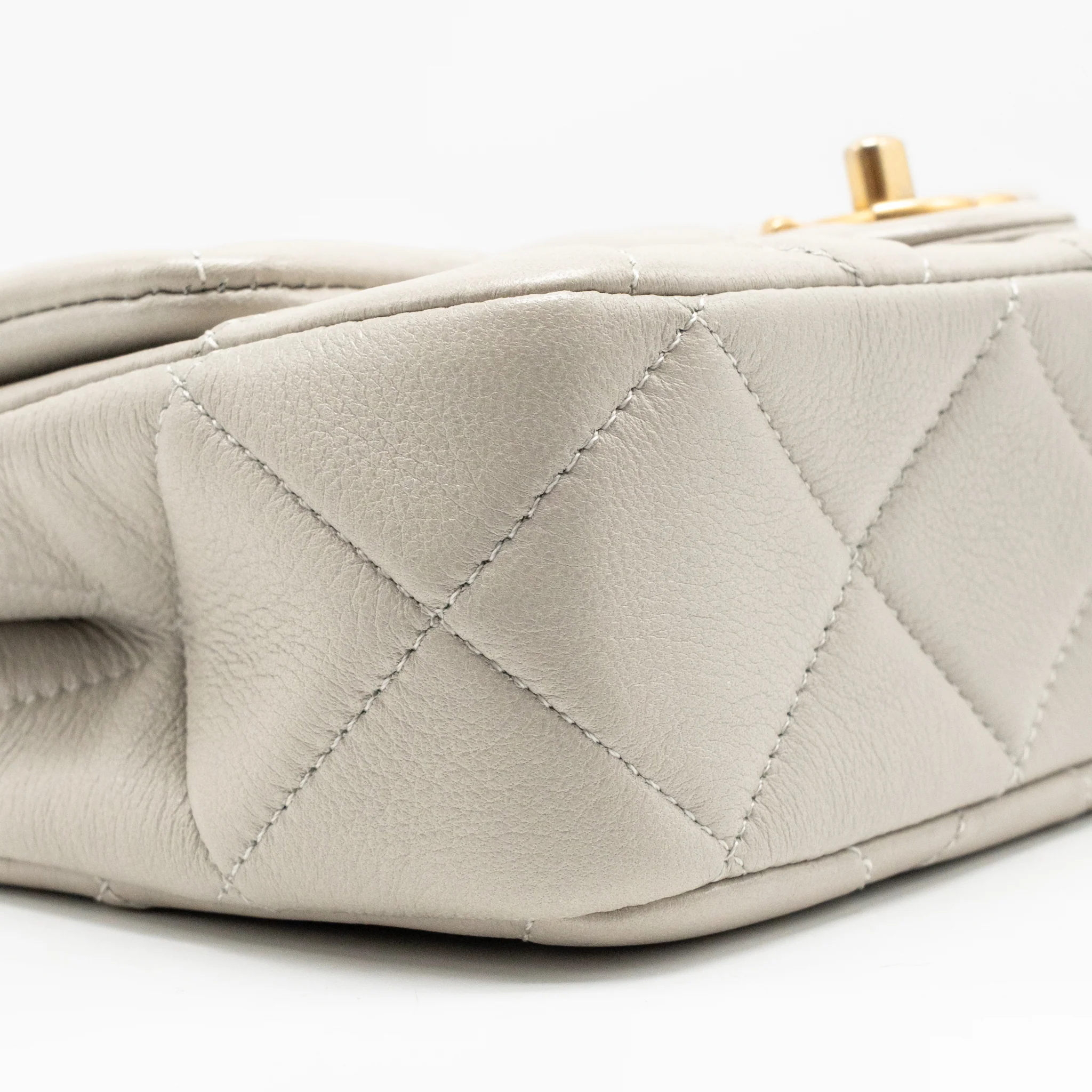 Chanel 24s pearl adjustable chain rectangular flap bag lambskin light grey GHW (microchip) - Image 7