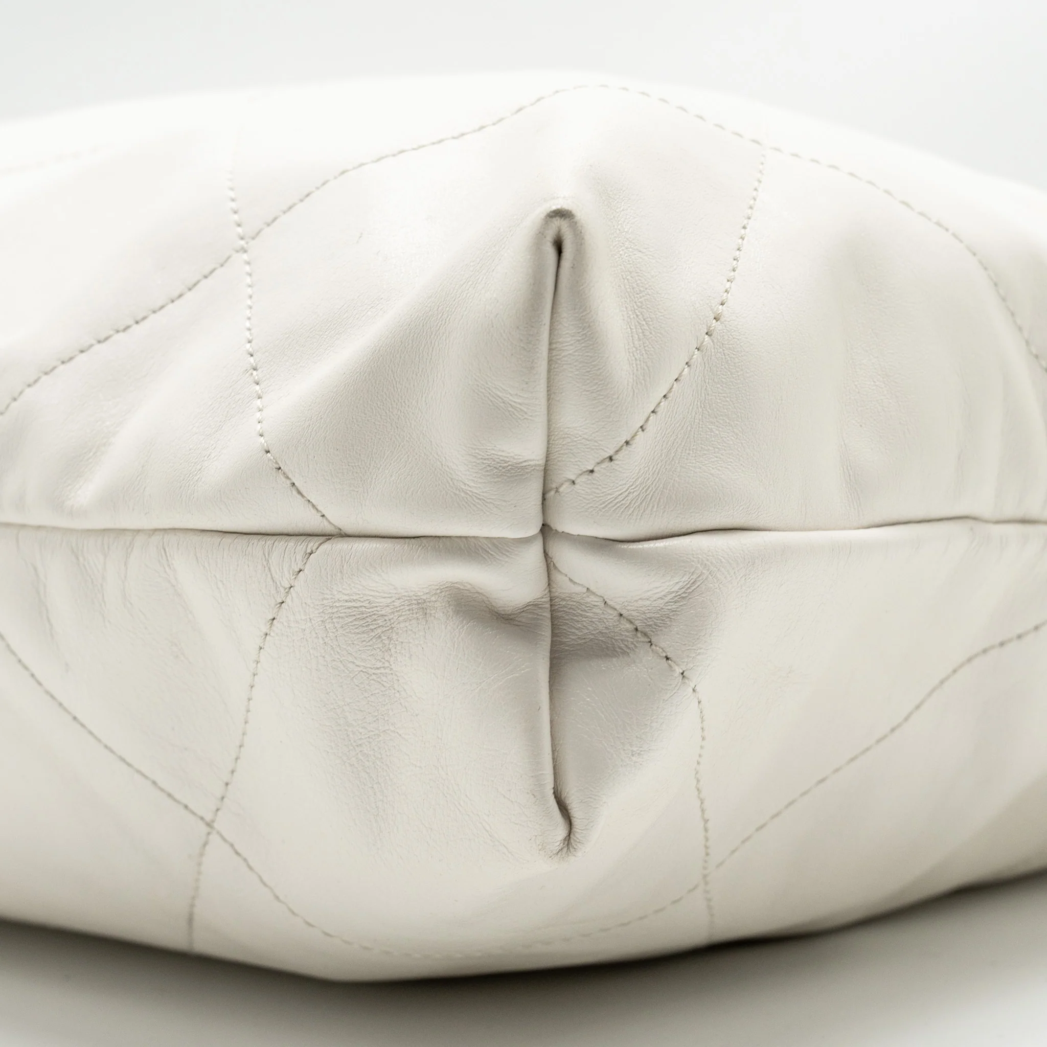 Chanel Medium 22bag calfskin white GHW (microchip) - Image 7