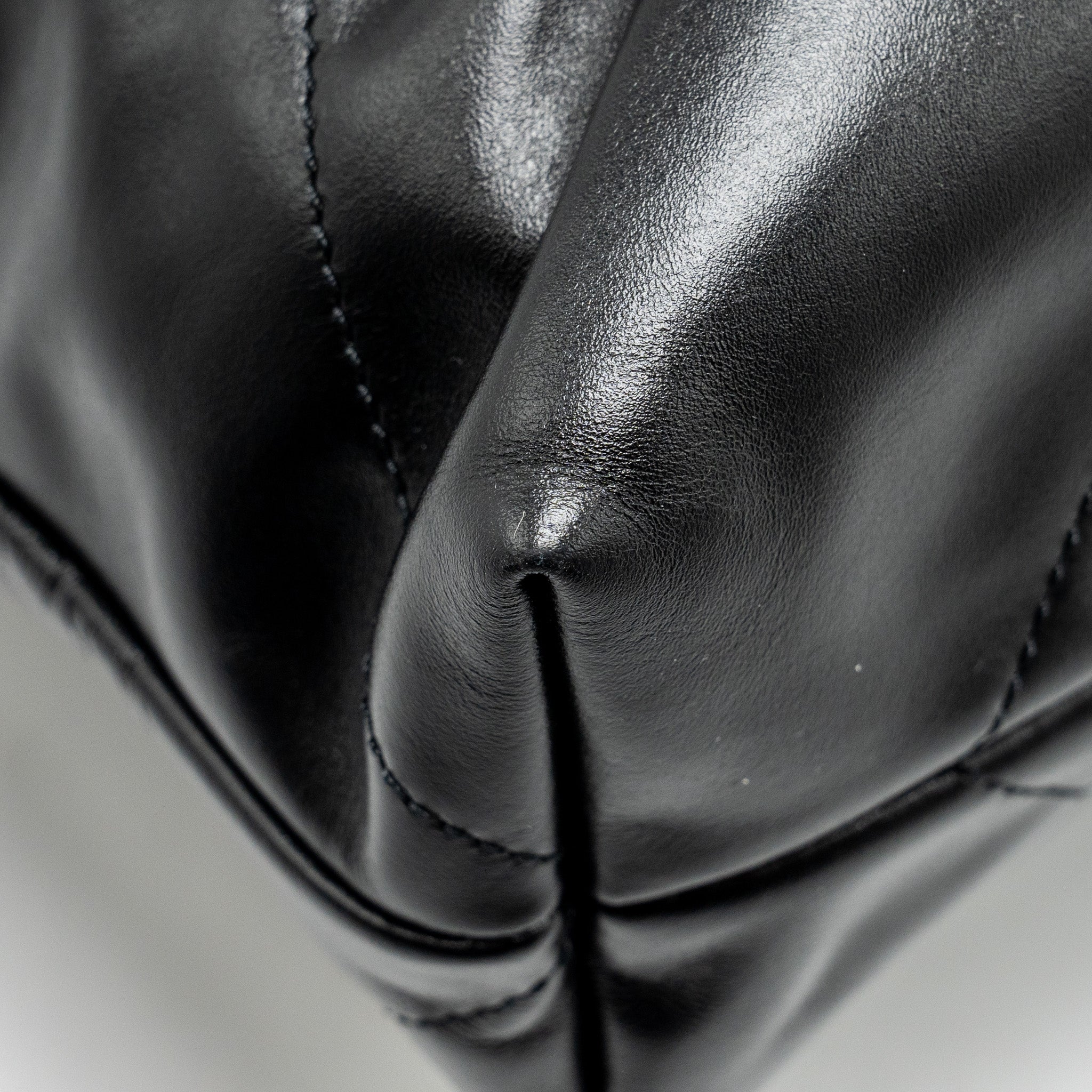 CHANEL medium 22 Bag Shiny Calfskin Black GHW - Image 11