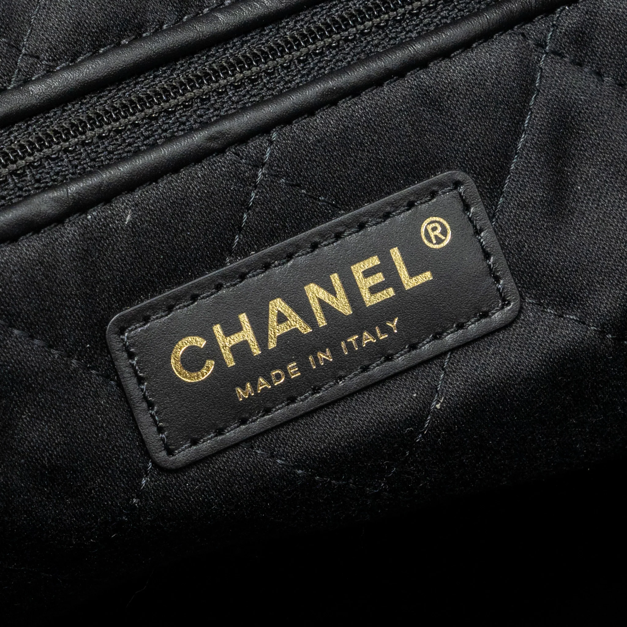 CHANEL medium 22 Bag Shiny Calfskin Black GHW - Image 15