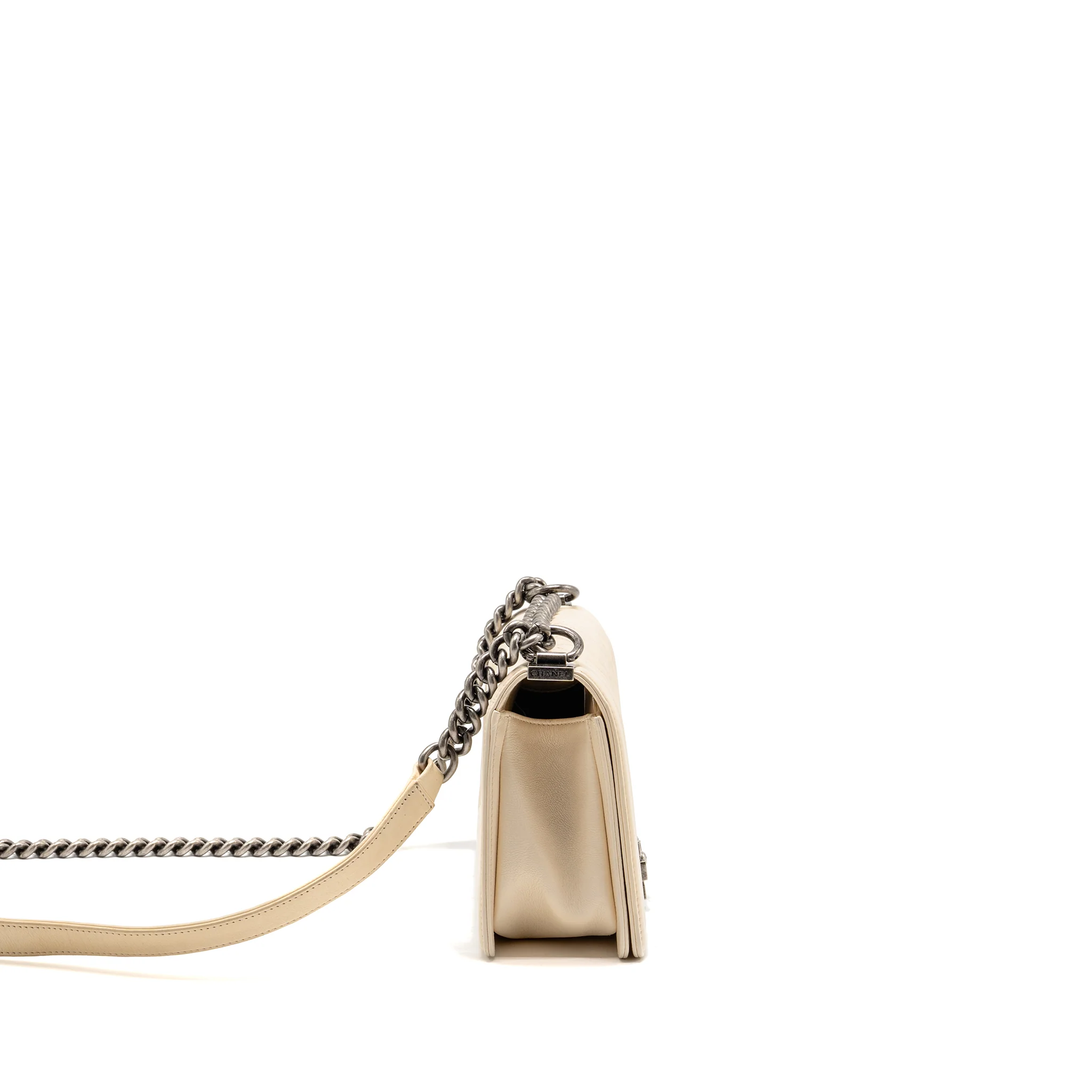 Chanel medium boy bag calfskin ivory ruthenium silver hardware - Image 3