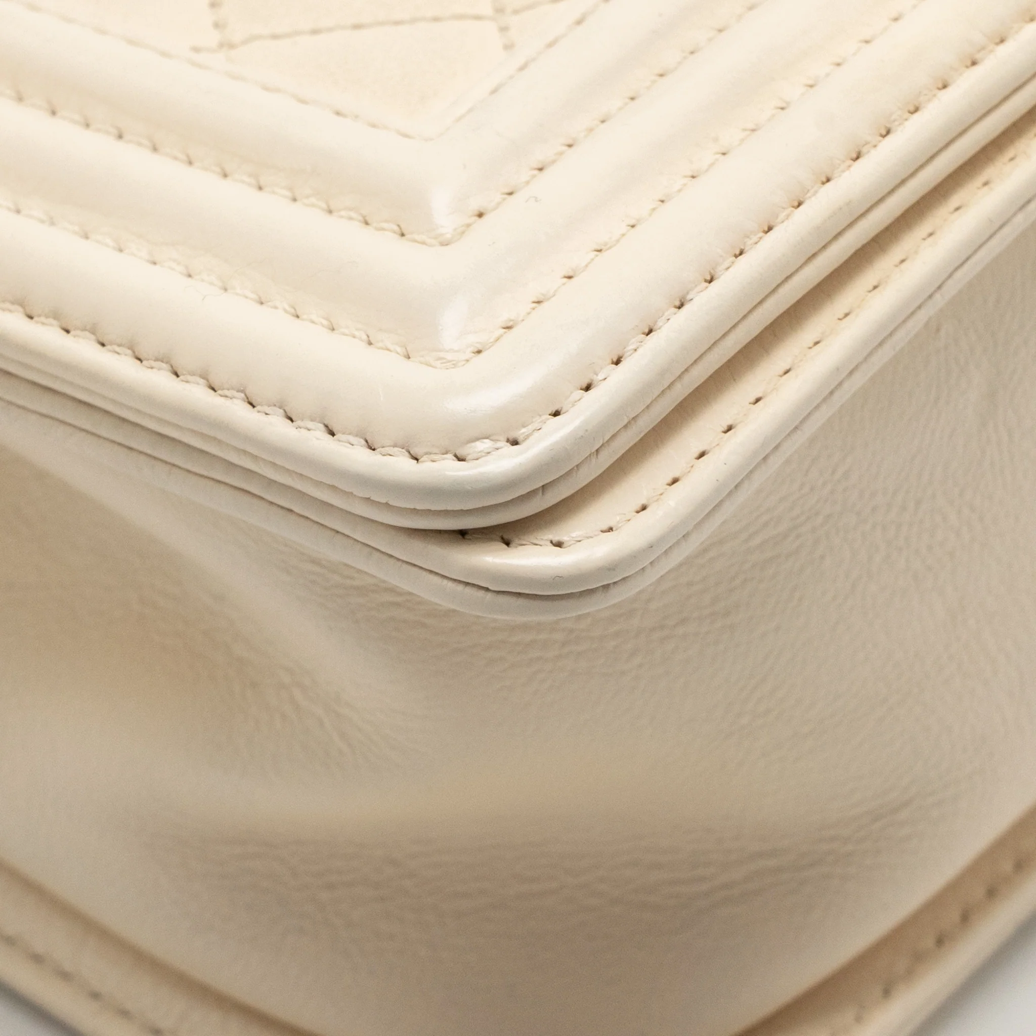 Chanel medium boy bag calfskin ivory ruthenium silver hardware - Image 9