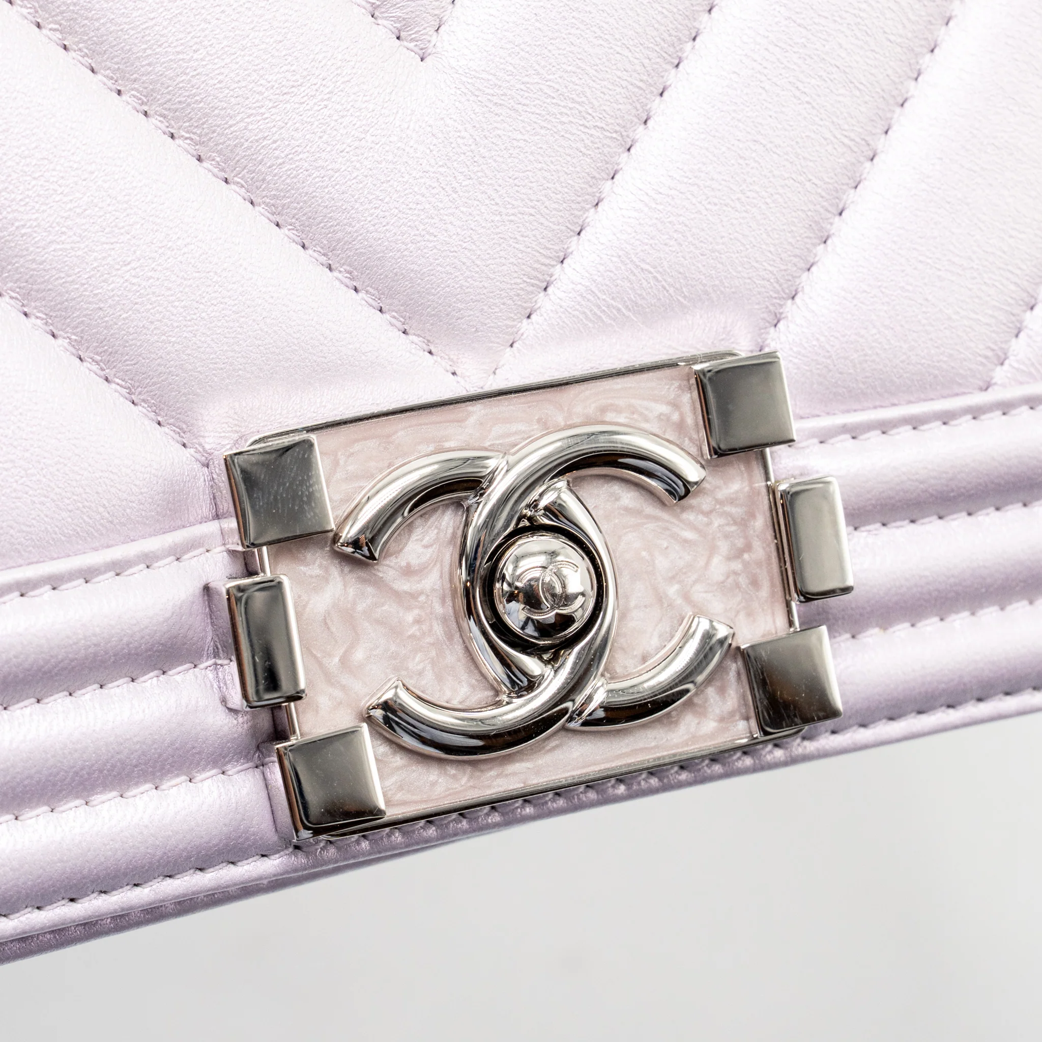 Chanel medium boy bag chevron Lambskin iridescent lilac SHW - Image 13