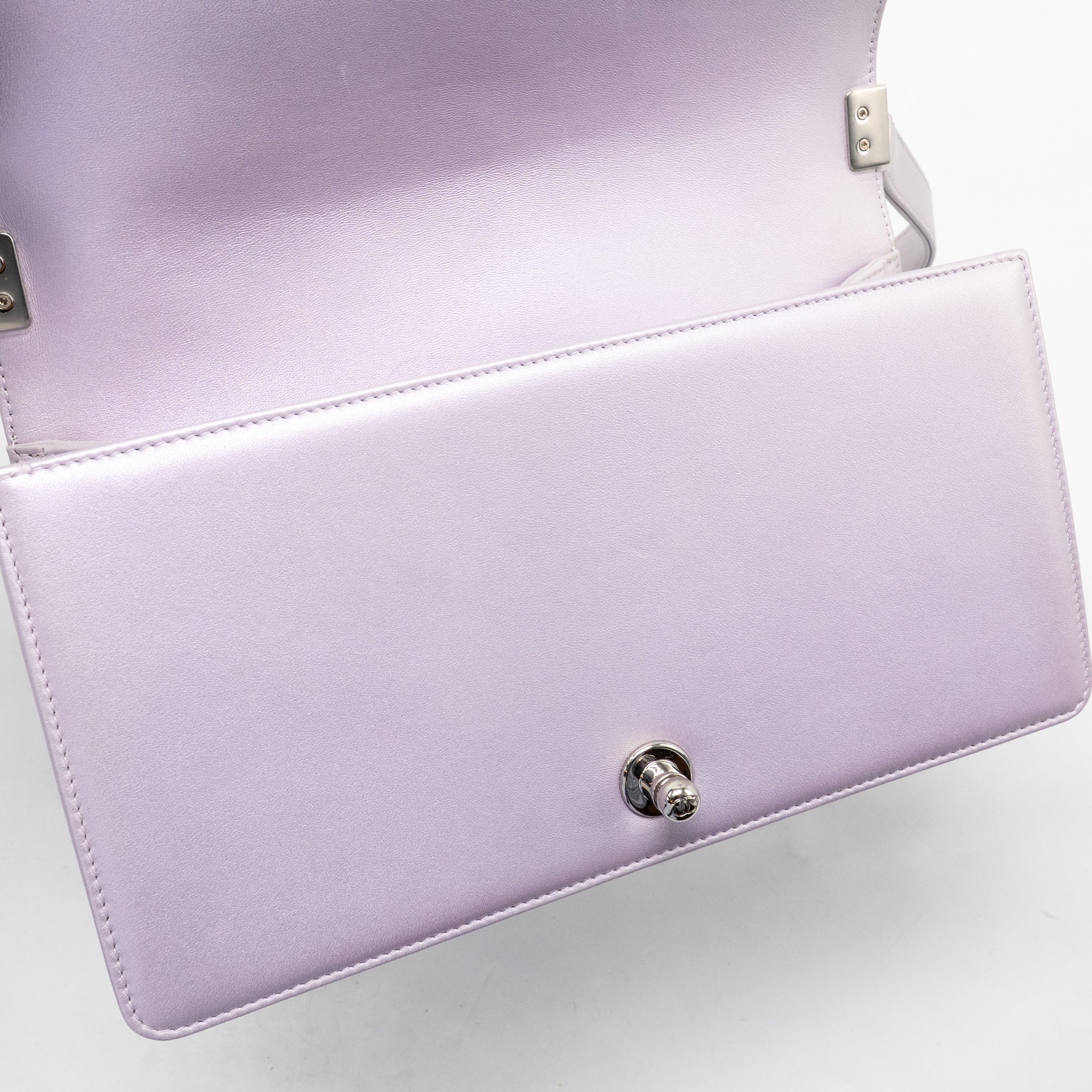 Chanel medium boy bag chevron Lambskin iridescent lilac SHW - Image 14
