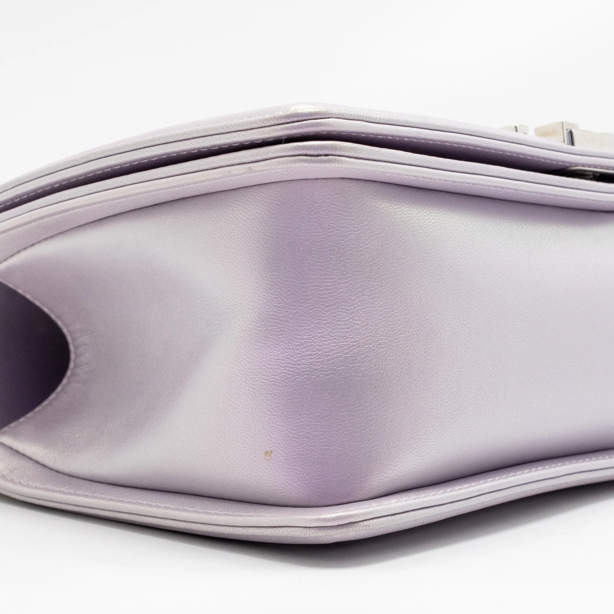 Chanel medium boy bag chevron Lambskin iridescent lilac SHW - Image 7