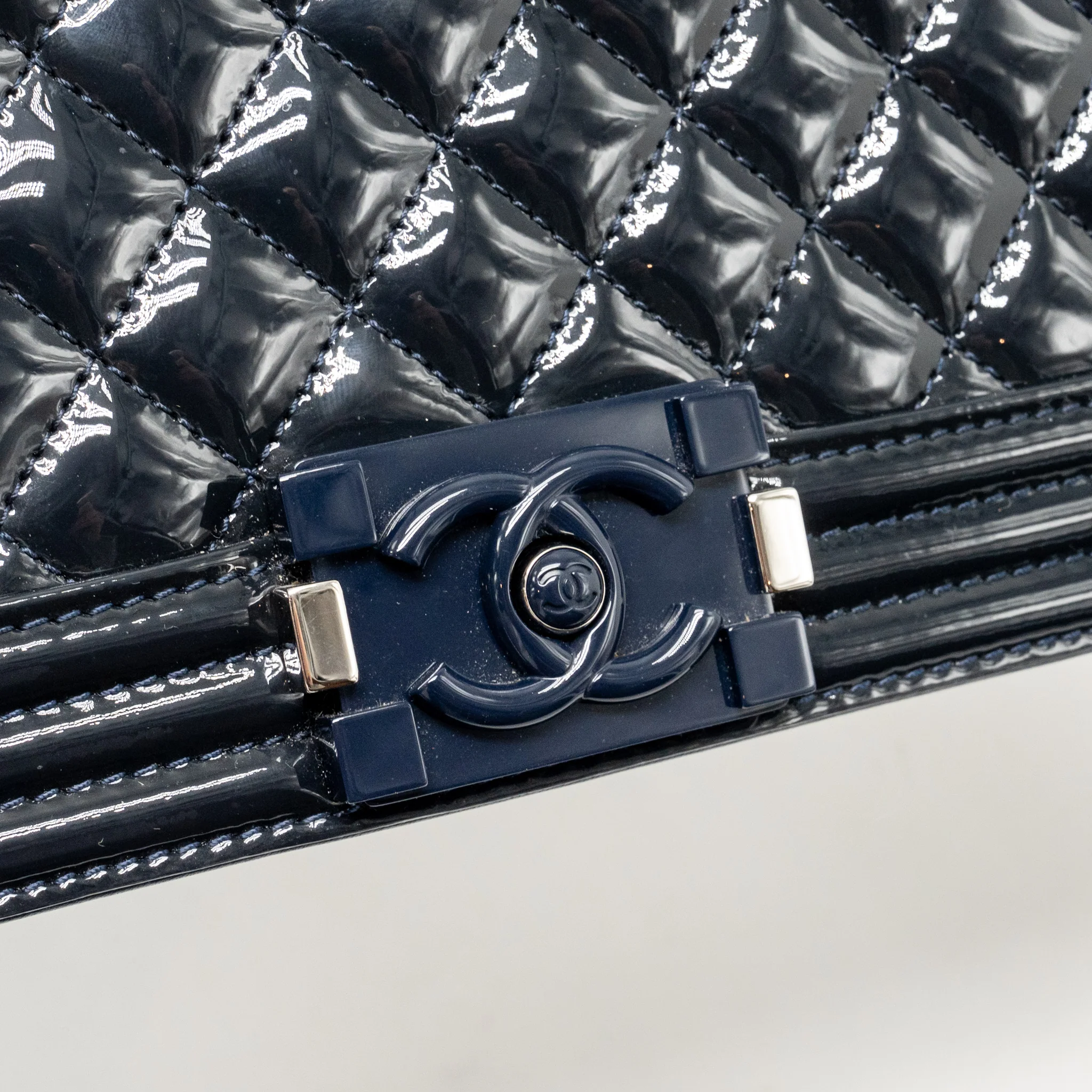 Chanel medium boy bag patent navy SHW - Image 13