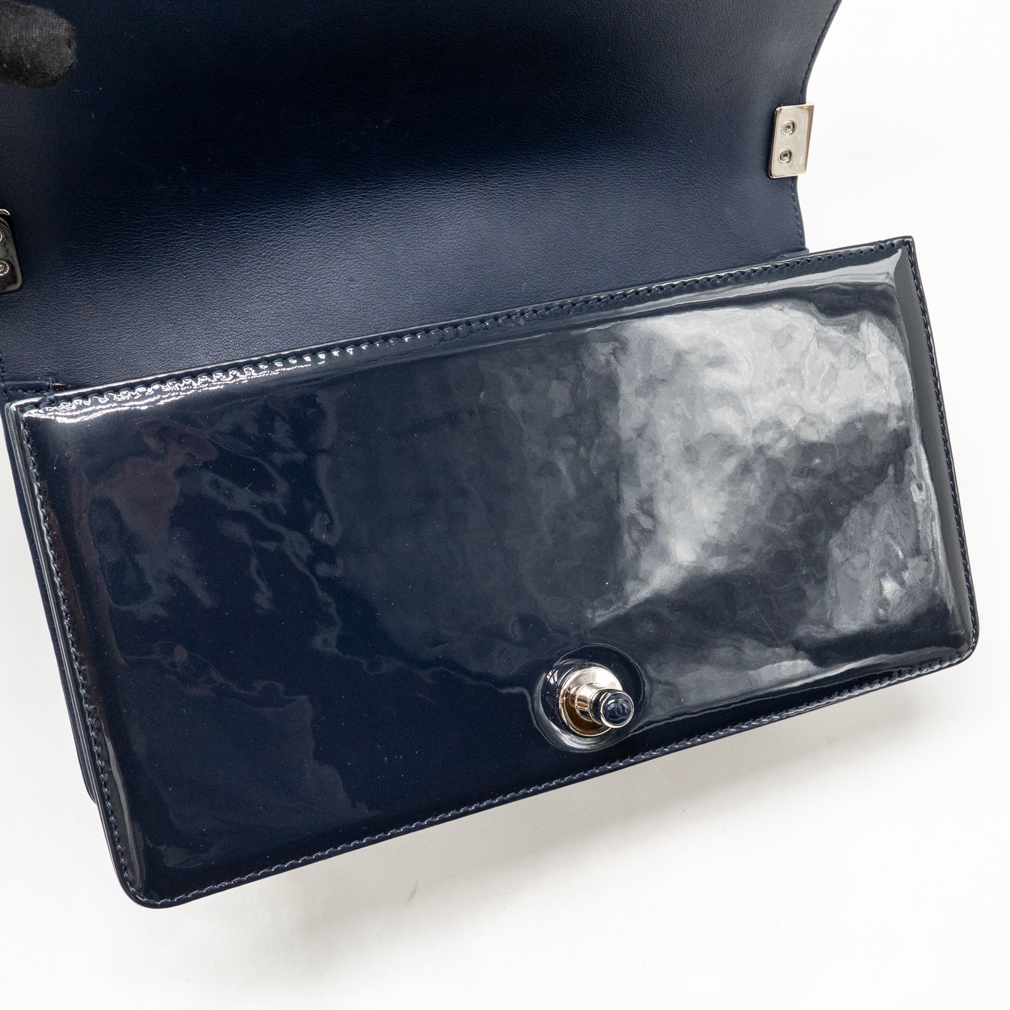 Chanel medium boy bag patent navy SHW - Image 14