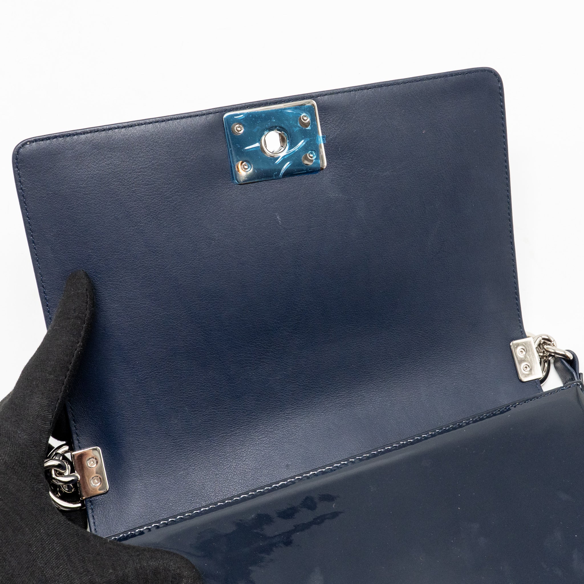 Chanel medium boy bag patent navy SHW - Image 15