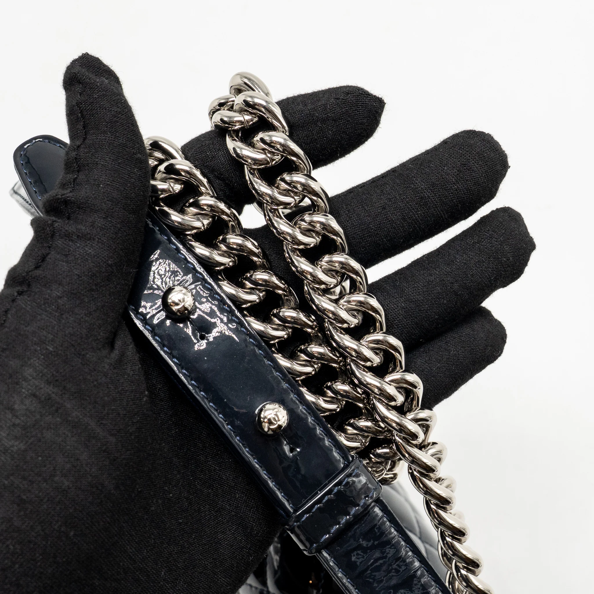 Chanel medium boy bag patent navy SHW - Image 20