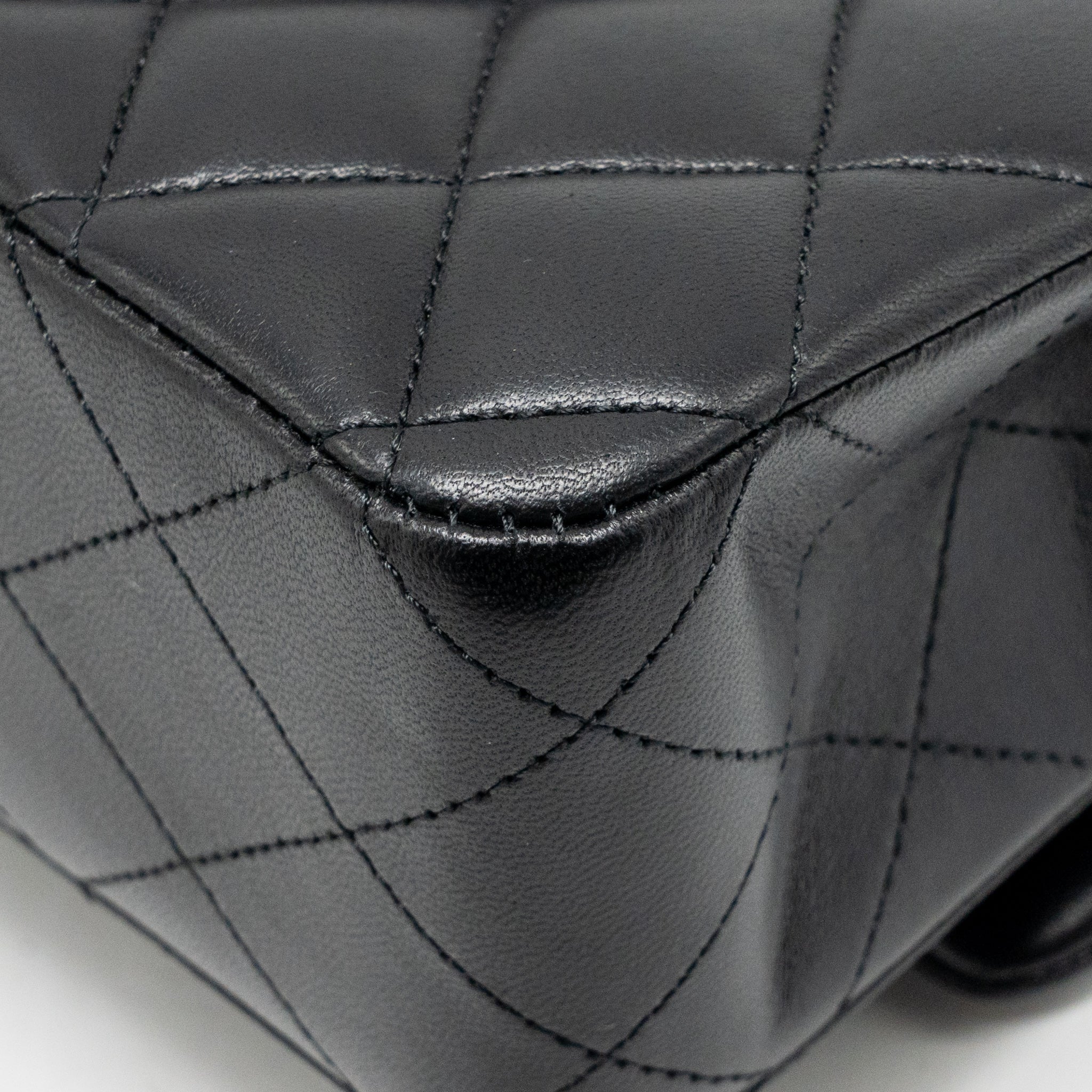 Chanel medium classic Double flap bag lambskin Black GHW - Image 12
