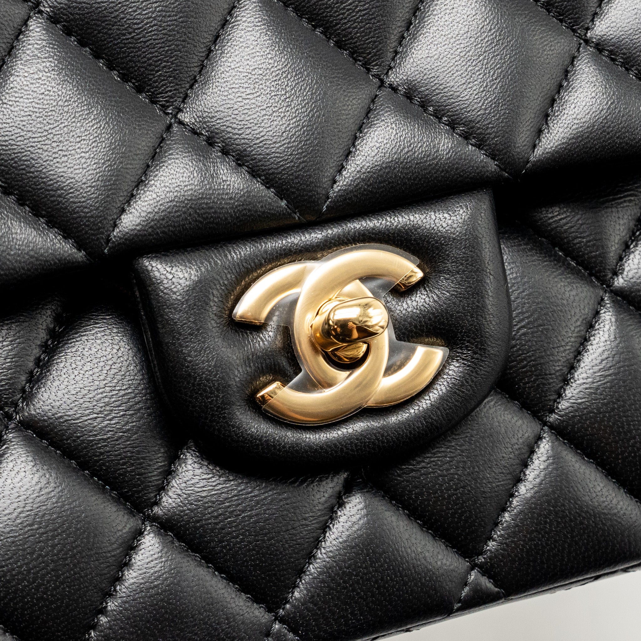Chanel medium classic Double flap bag lambskin Black GHW - Image 13