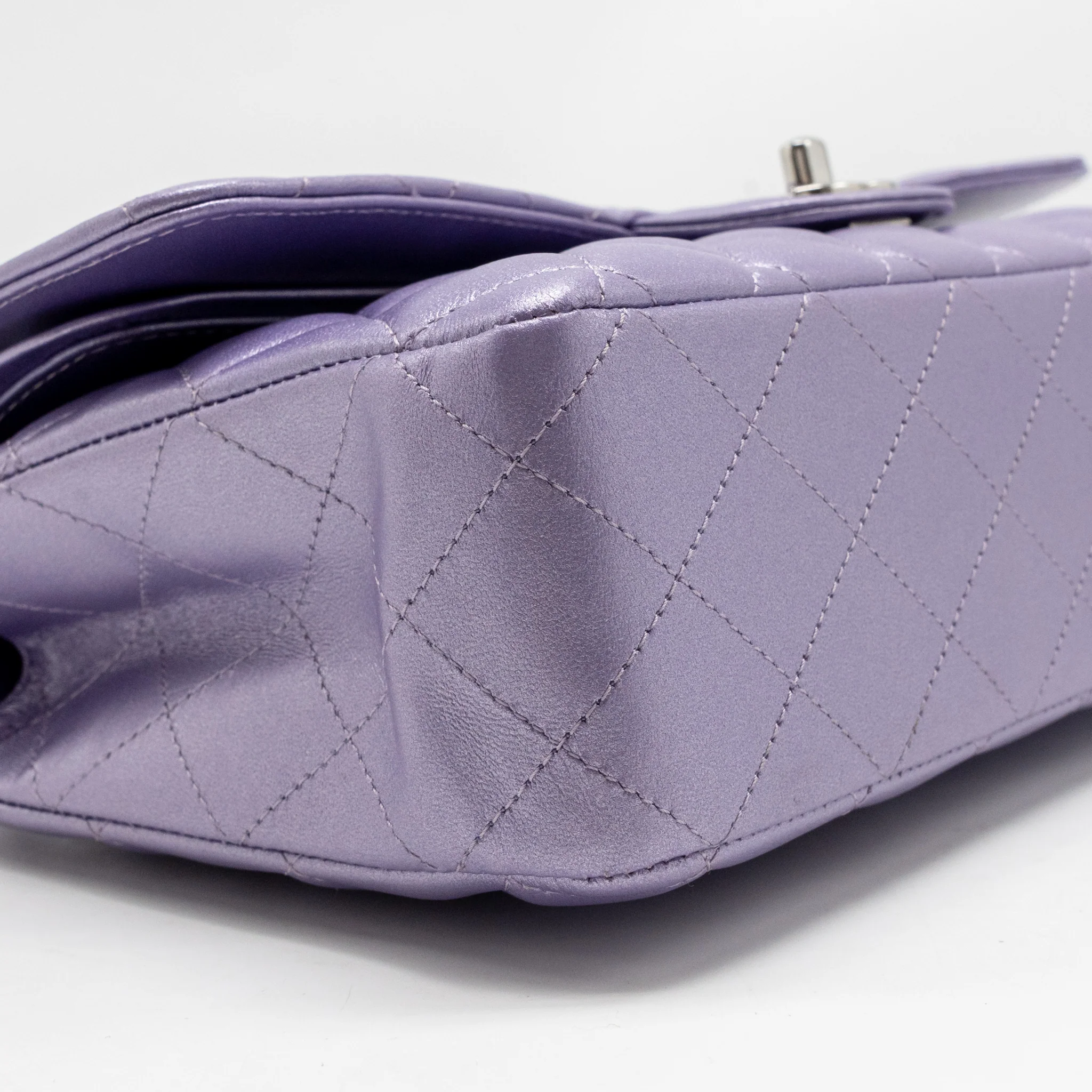 Chanel Medium Classic Double Flap Bag Lambskin IRIDESCENT Purple SHW (Microchip) - Image 7
