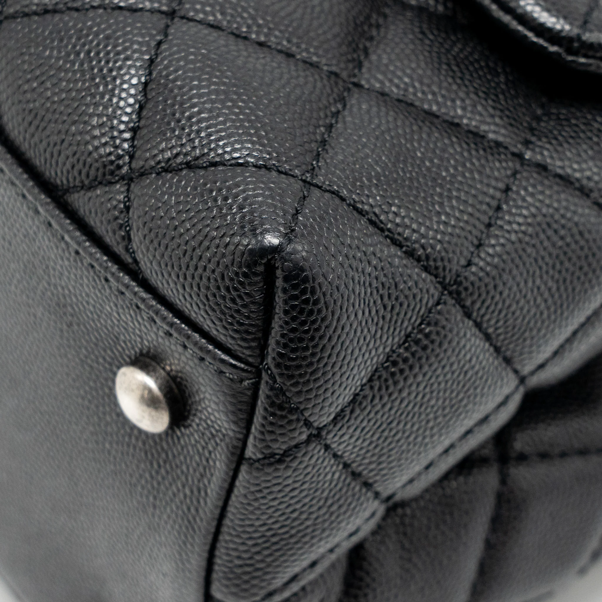 Chanel Medium Coco Handle Caviar/Lizard Handle Black/Burgundy Ruthenium Hardware - Image 9