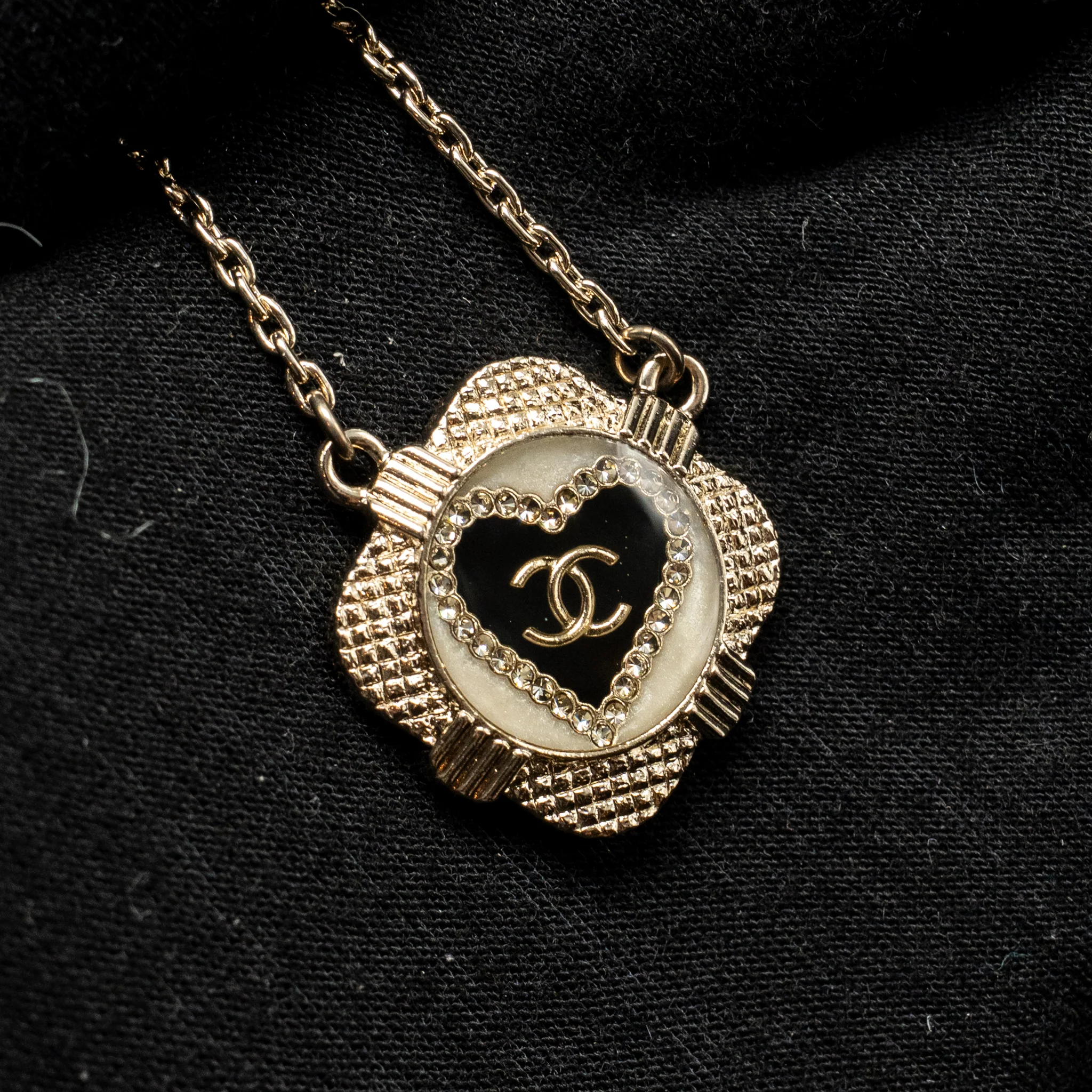 Chanel 21A CC Heart Necklace Crystal Black/White Light Gold Tone - Image 4