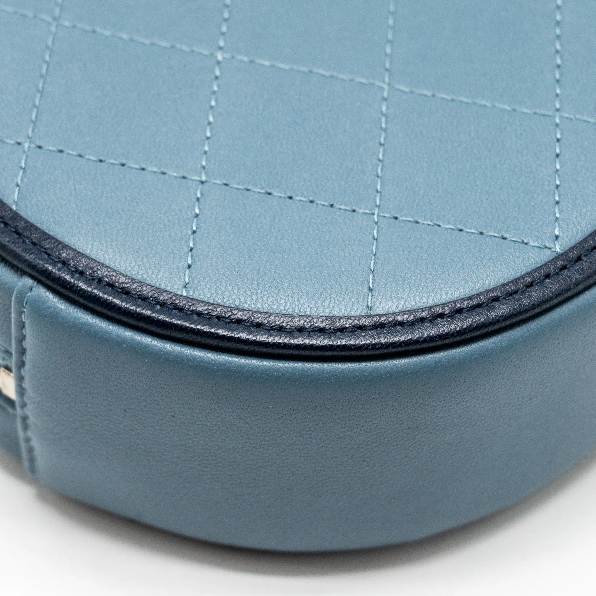 Chanel Round clutch with chain lambskin multicolour blue SHW - Image 10