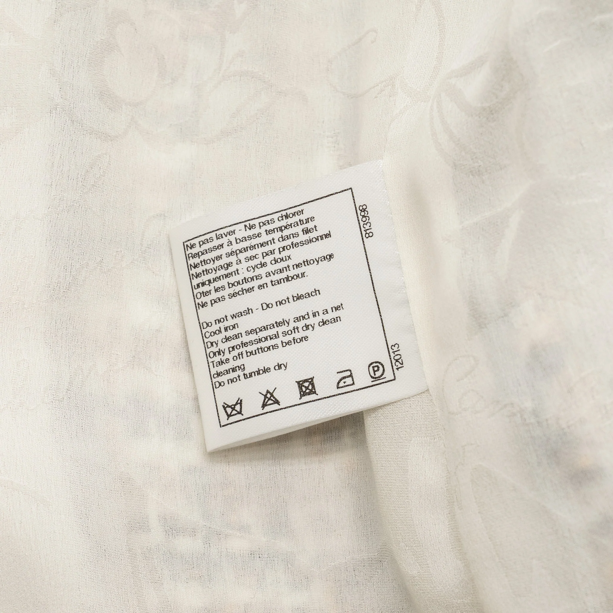 Chanel size 36 tweed jacket white / black / gold - Image 7
