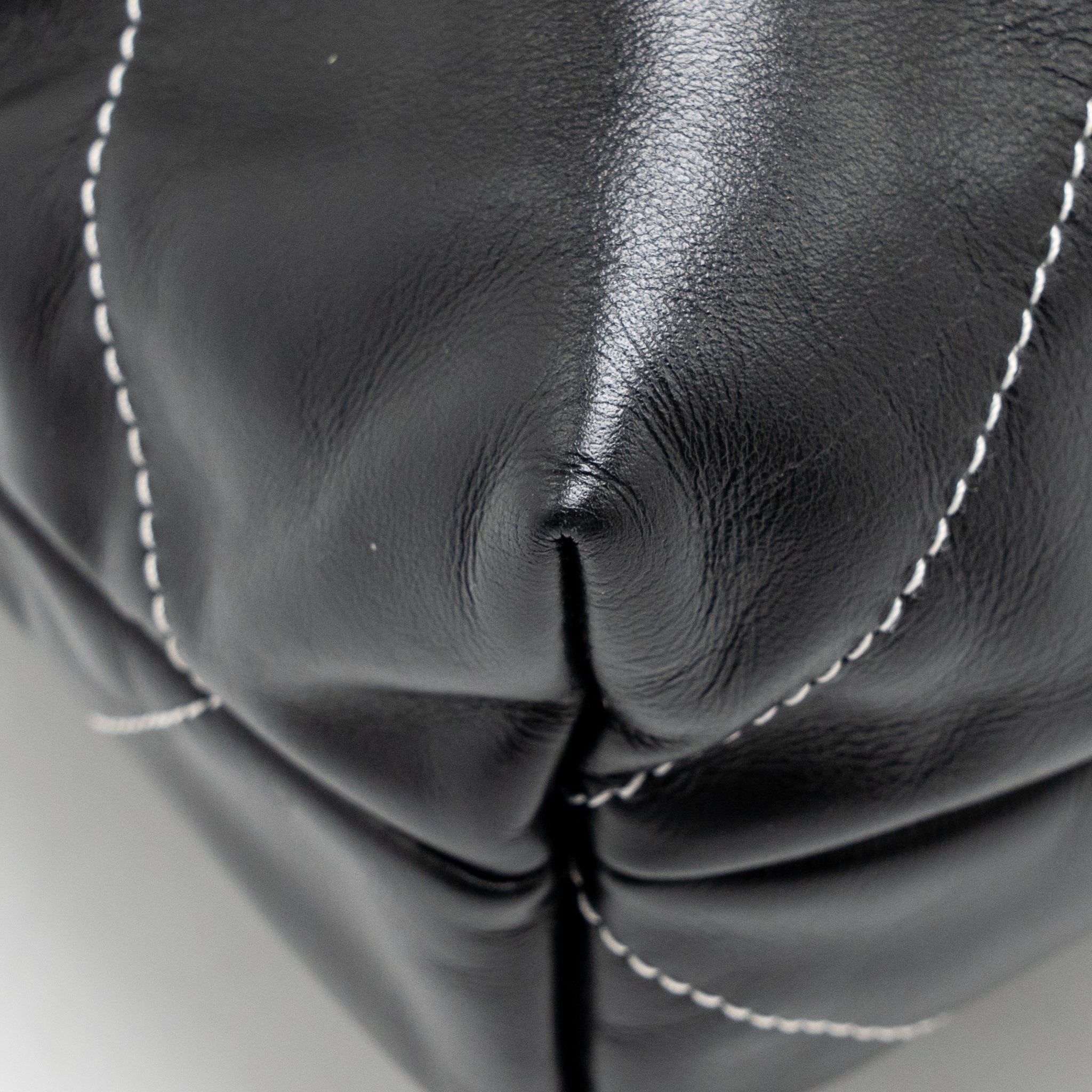 Chanel Medium 22 Bag White Stitching Calfskin Black GHW (Microchip) - Image 10
