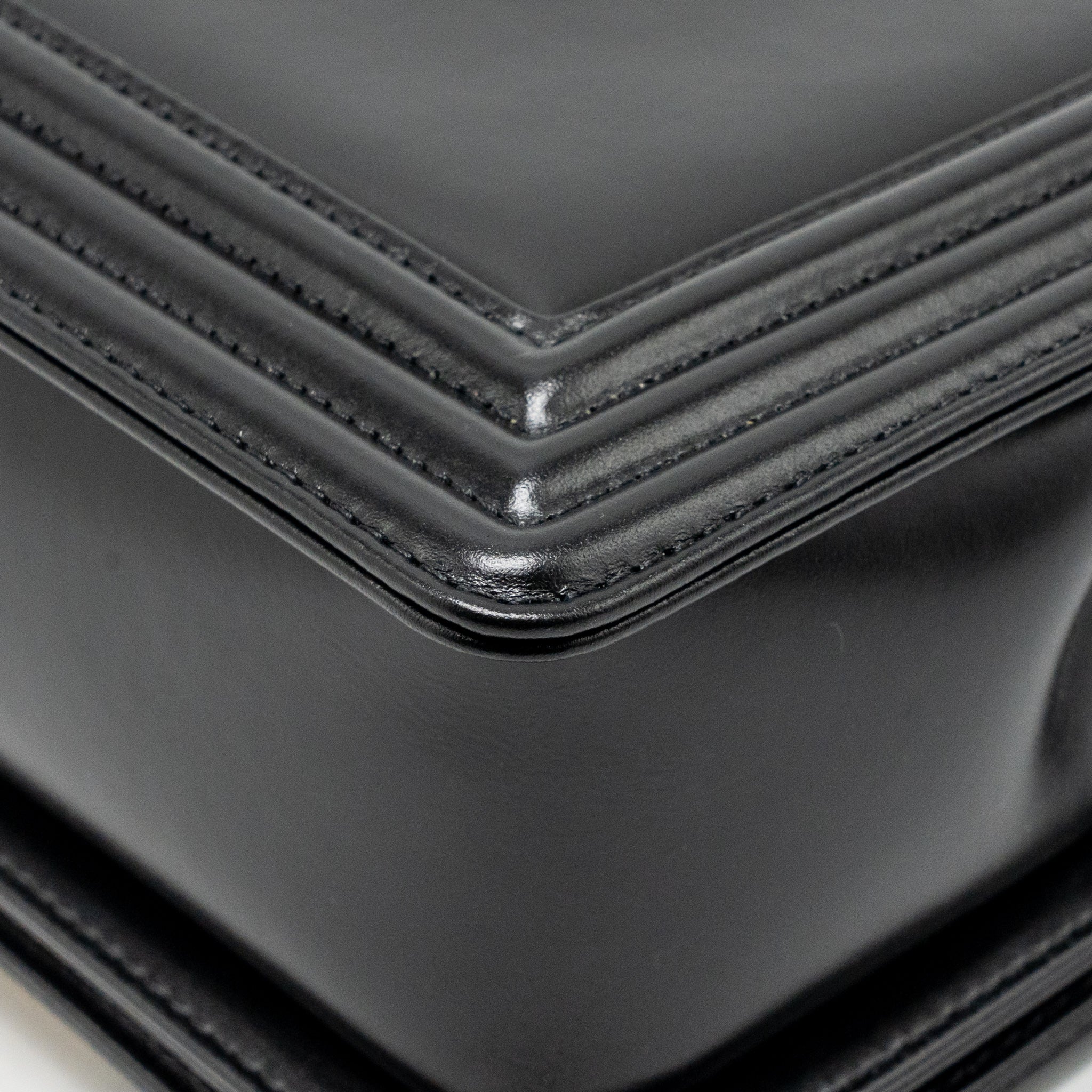 Chanel square boy bag calfskin black GHW (microchip) - Image 12