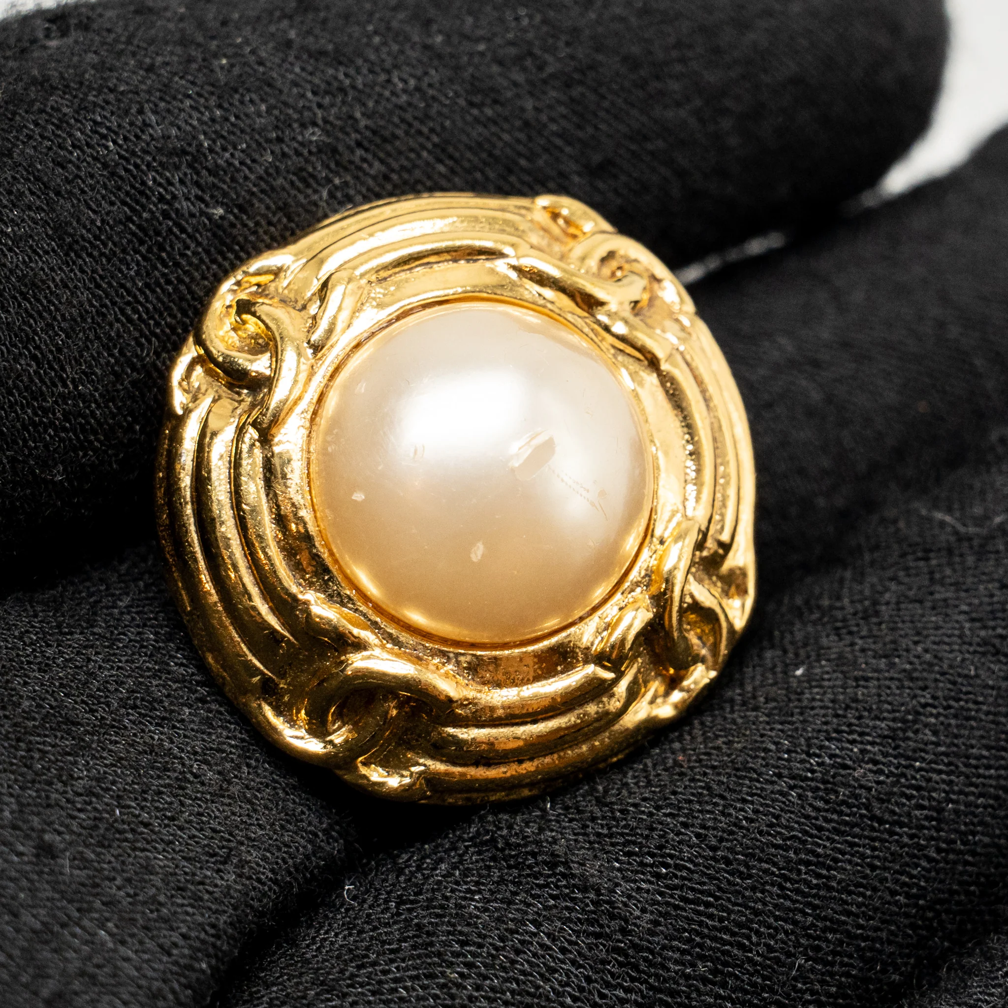 Chanel Vintage CC Pearl Ear Clips Gold Tone - Image 4