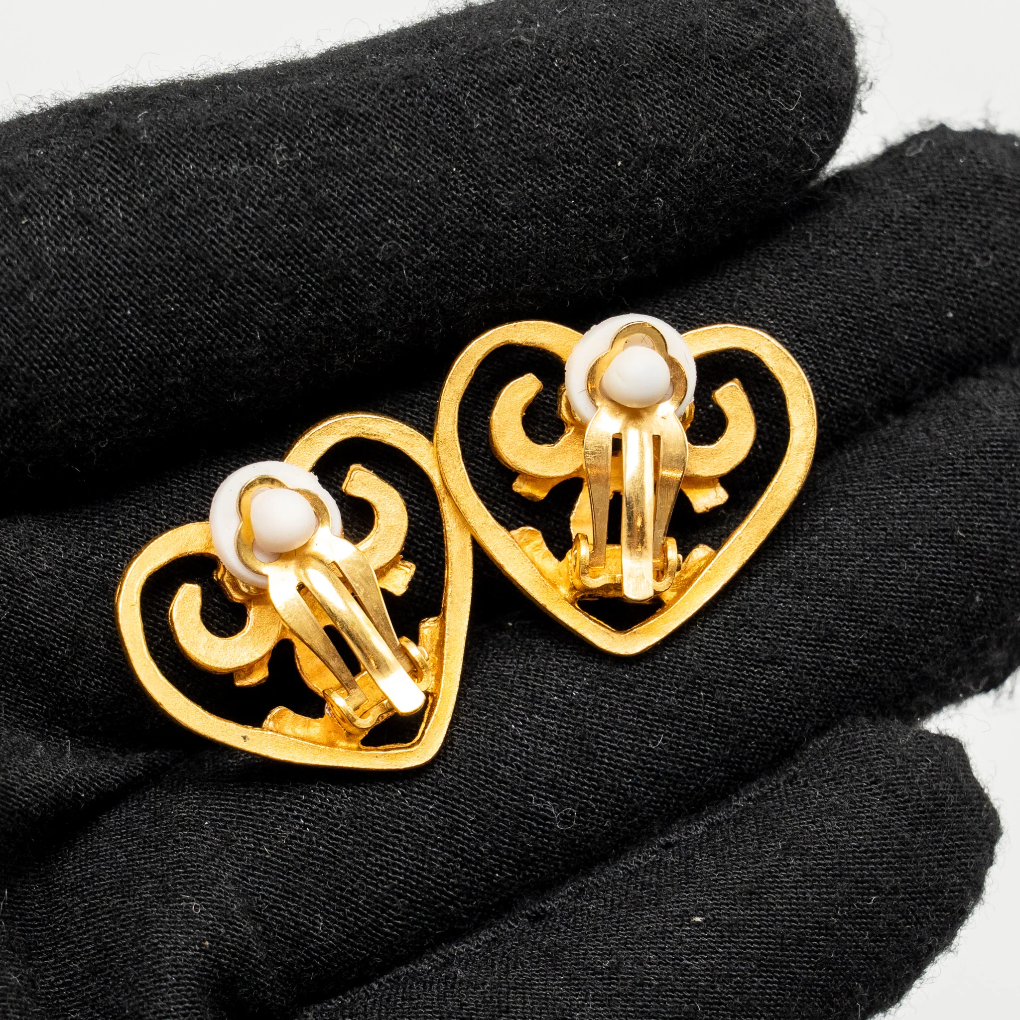 Chanel Vintage Heart Shape CC Logo Ear Clips Gold Tone - Image 4