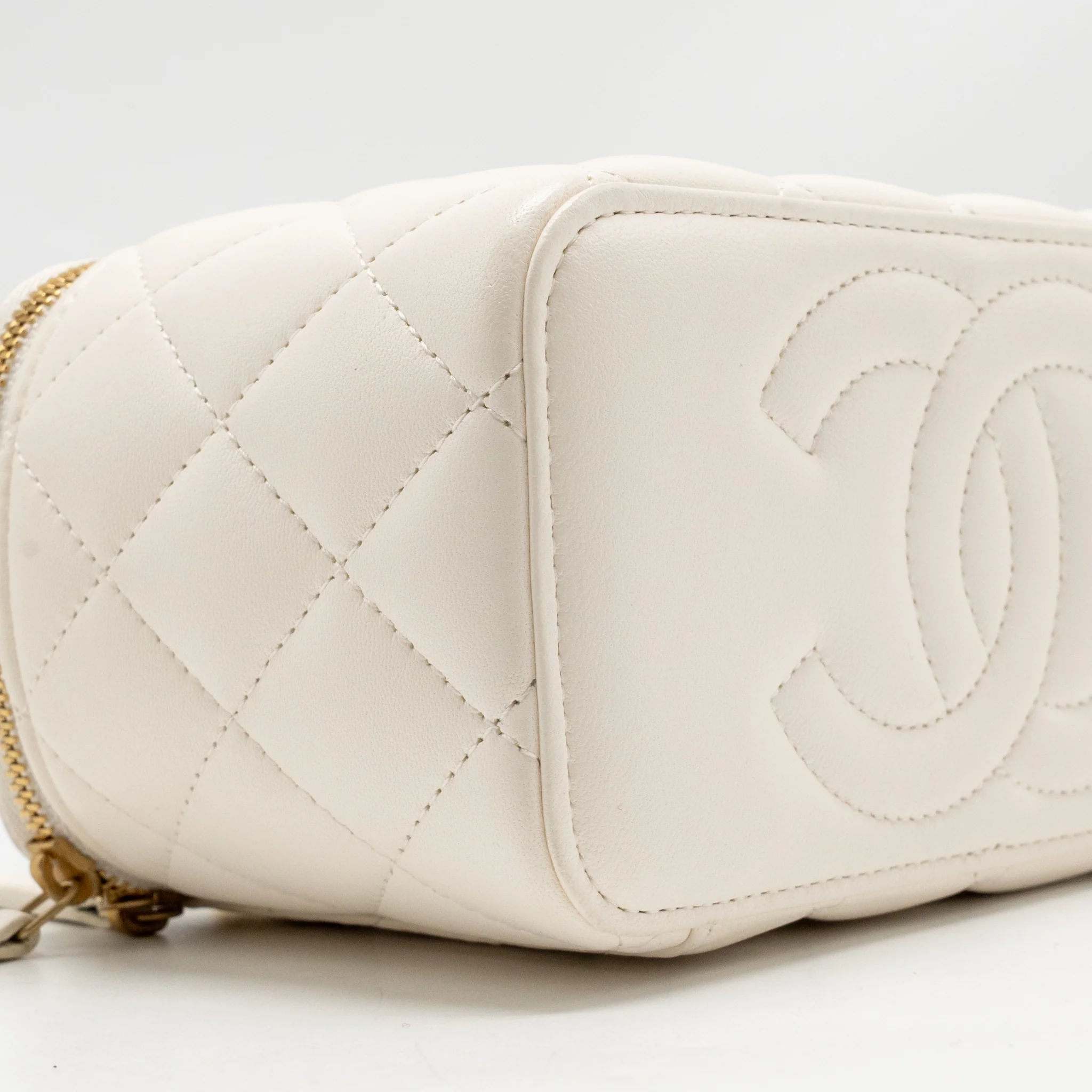 Chanel 22K Long Vanity with Coco Love Detailed Chain Lambskin White GHW(Microchip) - Image 7