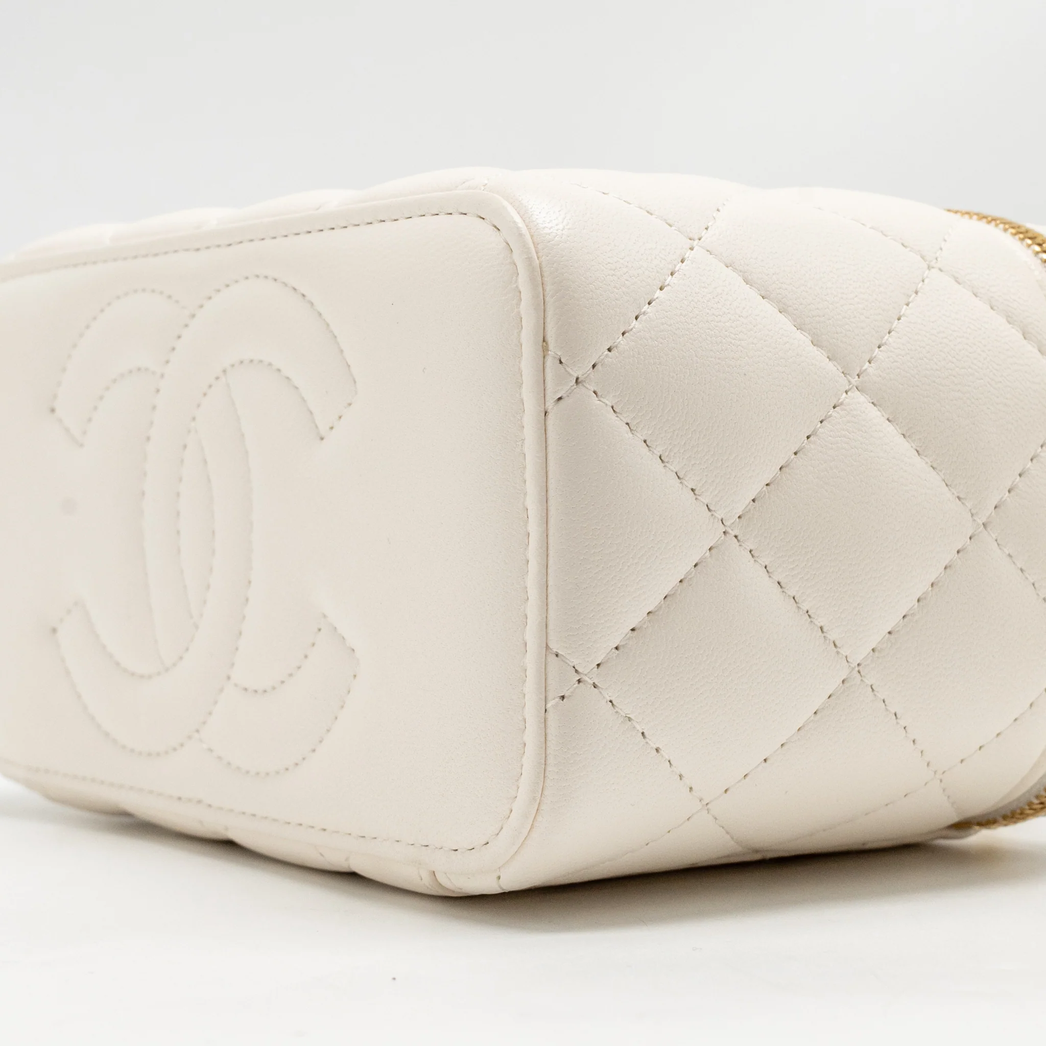 Chanel 22K Long Vanity with Coco Love Detailed Chain Lambskin White GHW(Microchip) - Image 8