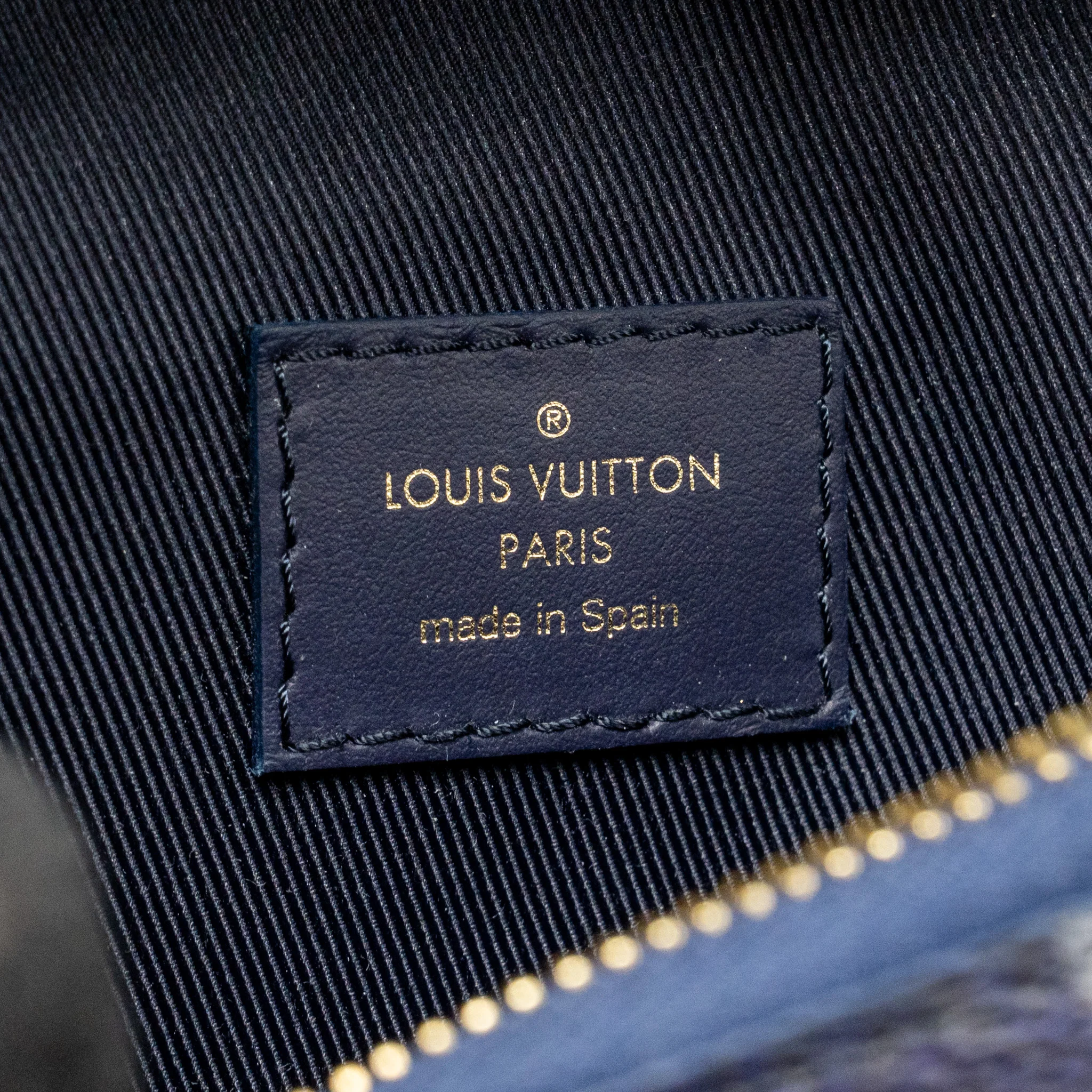 Louis Vuitton Discovery Bumbag PM Monogram Navy / Multicolour GHW - Image 12