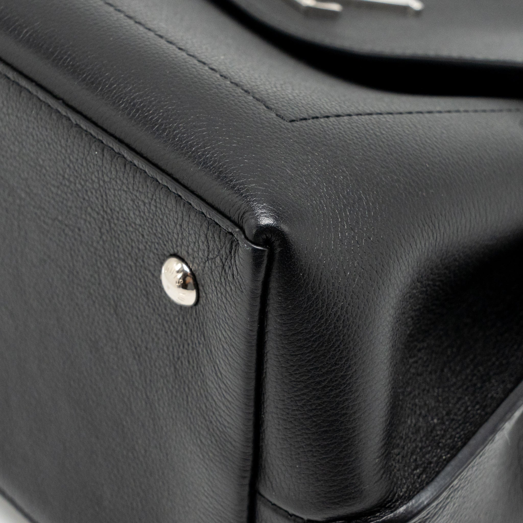 Louis Vuitton Lockme Ever MM Grained Calfskin Black SHW - Image 8