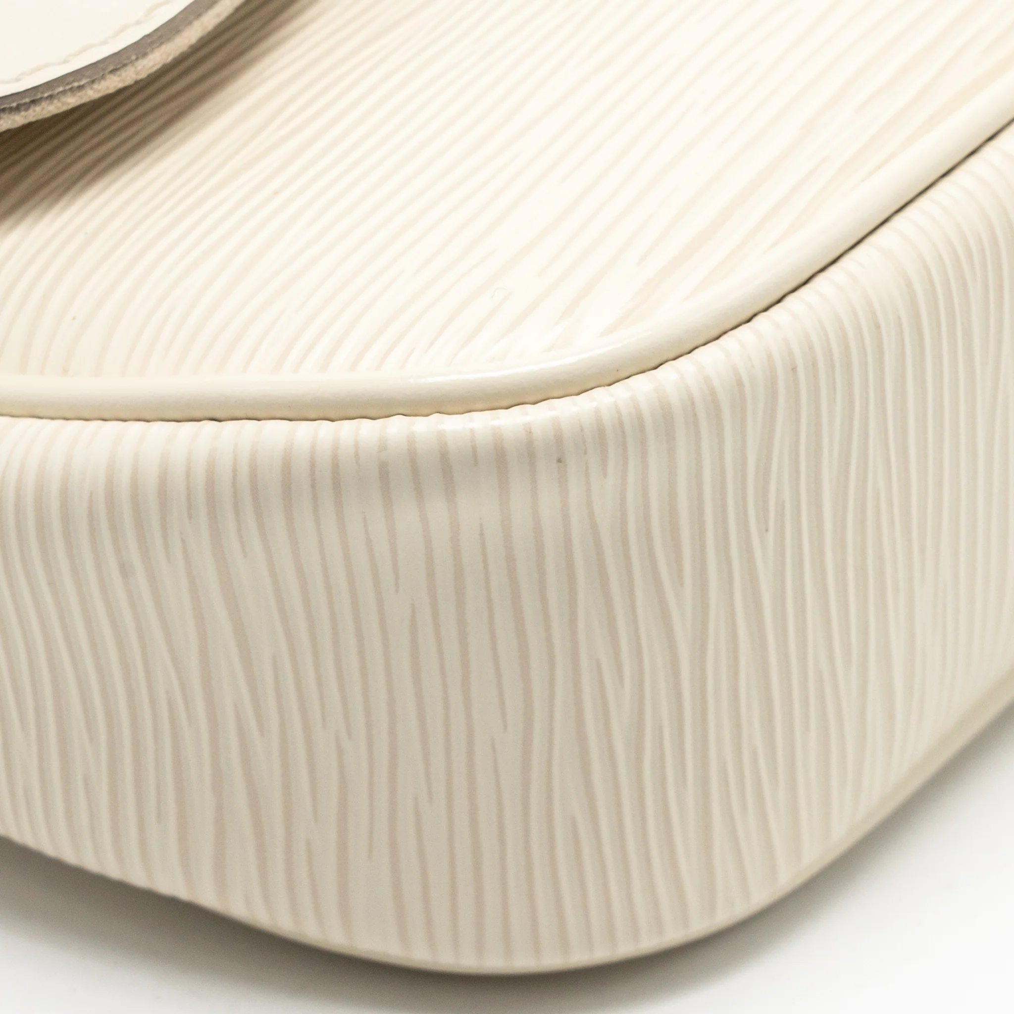 Louis Vuitton Montaigne Pochette EPI Leather Ivory SHW - Image 7
